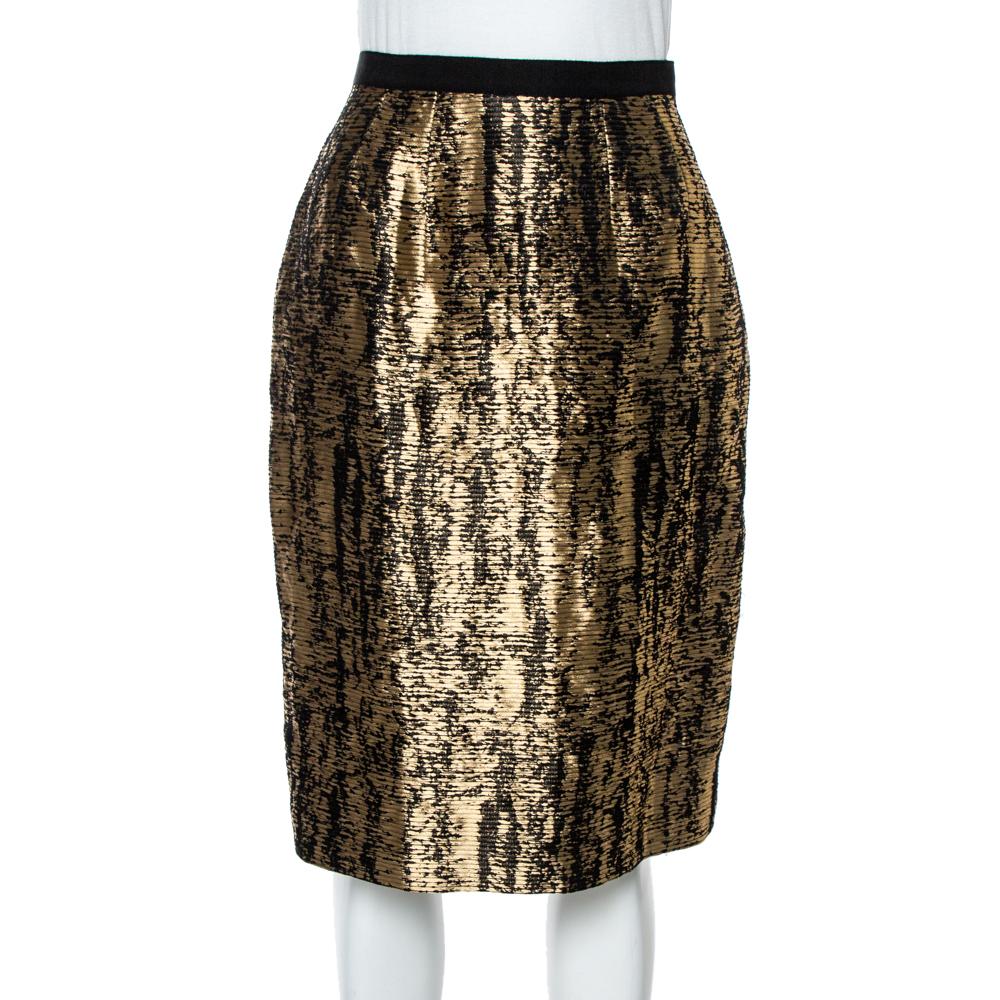 This lovely skirt comes from Oscar de la Renta. It is designed to deliver a touch of femininity and effortless style. Crafted from quality materials. It comes in a lovely metallic shade and features a jacquard texture throughout the exterior. They