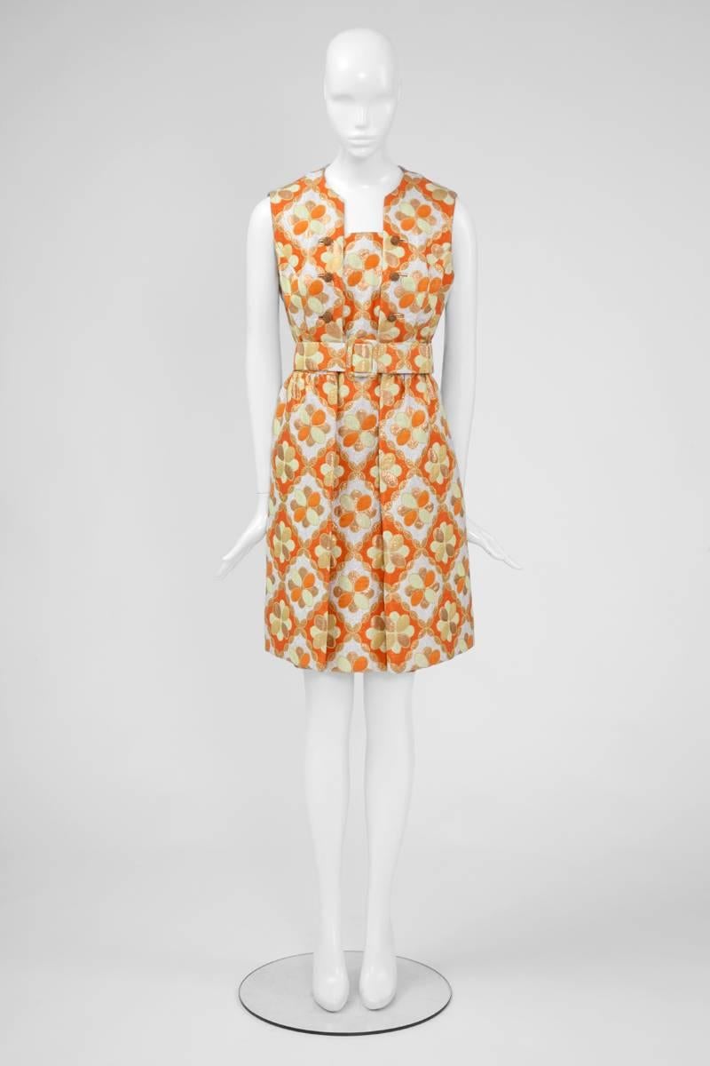 This early Oscar de la Renta piece is the perfect choice for outdoor cocktail parties ! Constructed in orange, white, pale yellow, bronze and gold brocade, shot through with metallic gold and silver threads, the fabric provides a seductive shimmer.