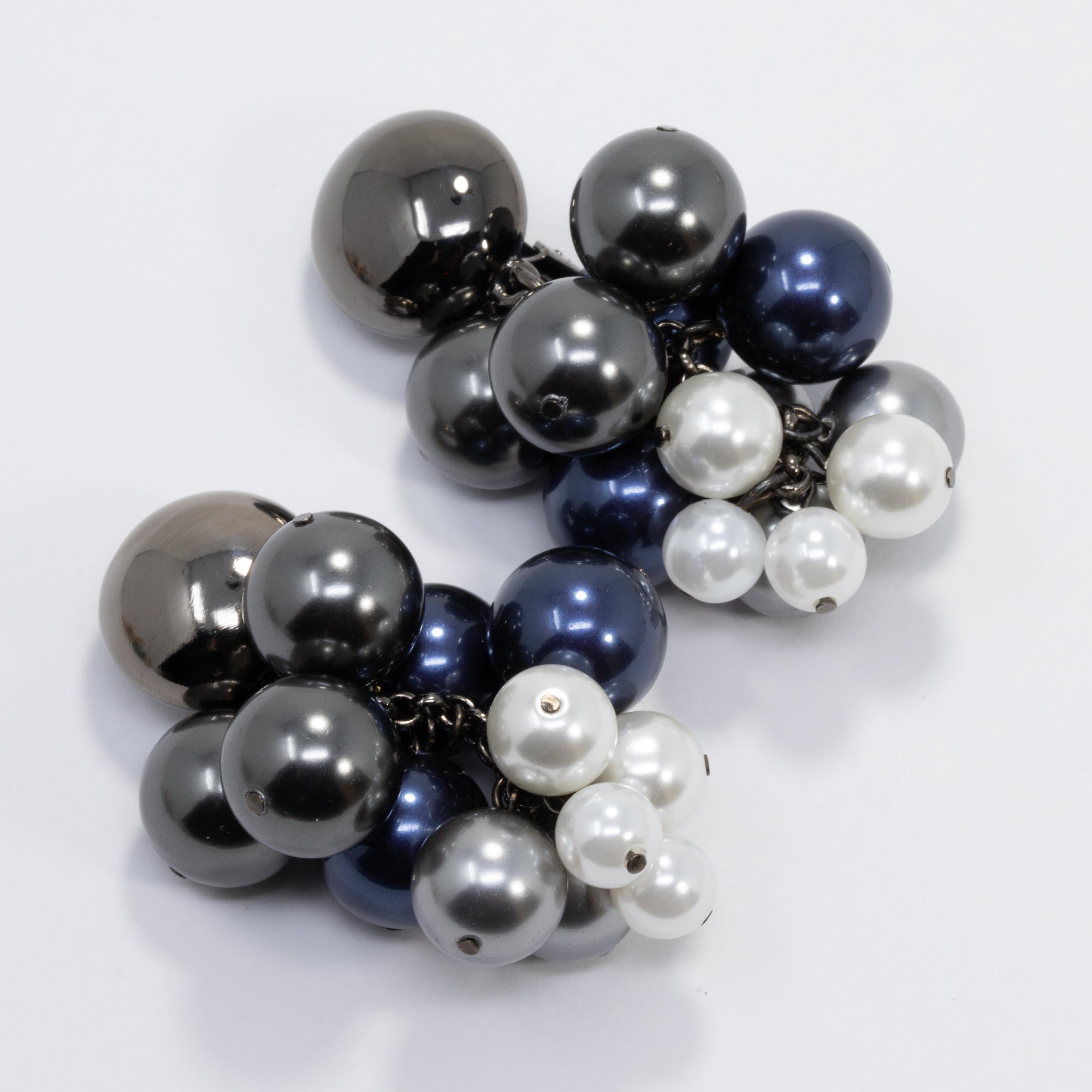 Oscar De La Renta Clips d'oreilles en forme de vigne en fausse perle métallisée et perles métalliques Neuf - En vente à Milford, DE