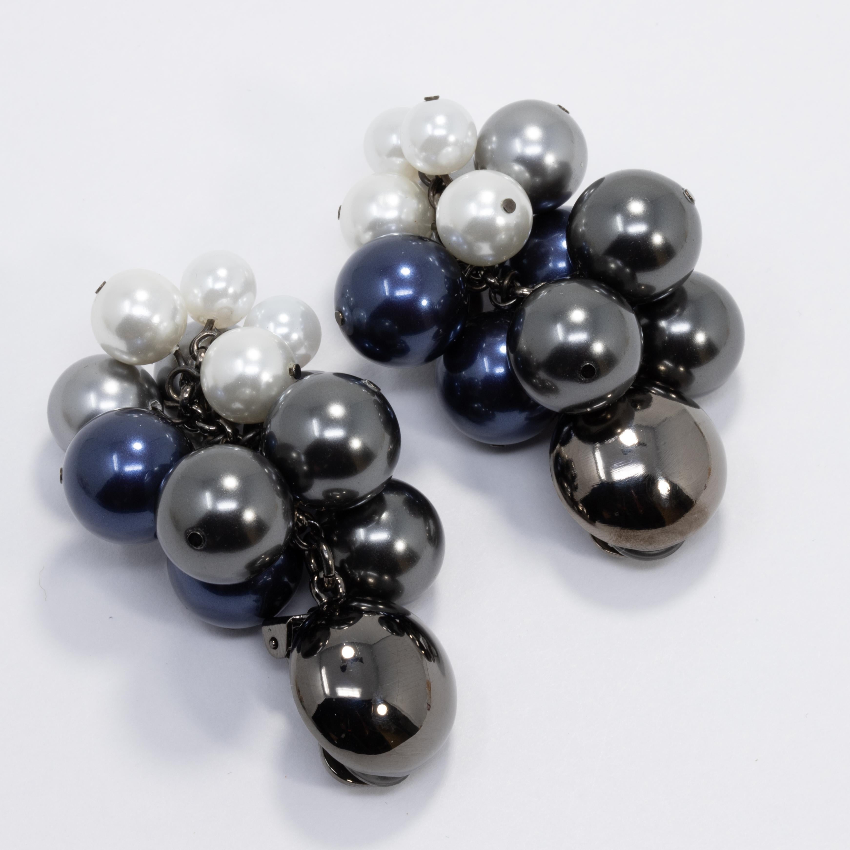 Oscar De La Renta Clips d'oreilles en forme de vigne en fausse perle métallisée et perles métalliques Unisexe en vente