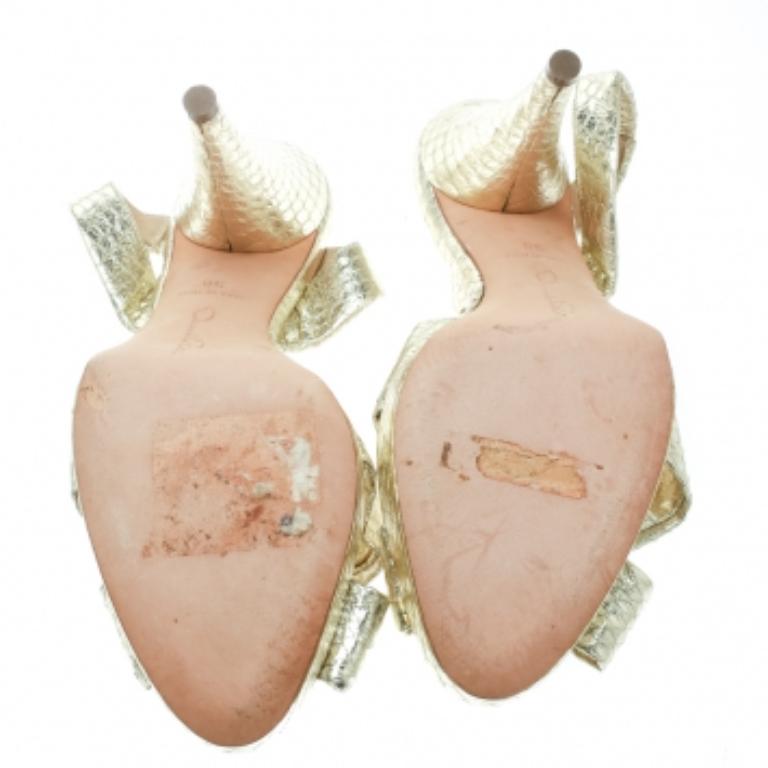 Diese kühnen und glamourösen Sandalen von Oscar de la Renta sind alles, was Sie brauchen, um Ihre innere Göttin zu finden! Die metallisch-goldenen Sandalen sind aus geprägtem Pythonleder gefertigt und verfügen über einen einzelnen, mit Knoten