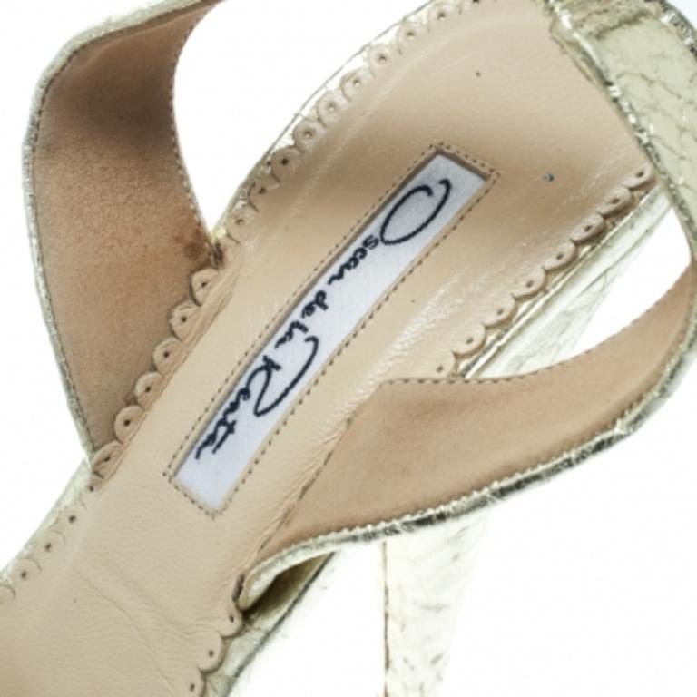 Oscar De La Renta Metallisch Gold Geprägte Python Leder Knoten Sandalen Größe 38 im Zustand „Gut“ im Angebot in Dubai, Al Qouz 2