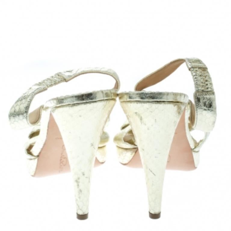 Oscar De La Renta Metallisch Gold Geprägte Python Leder Knoten Sandalen Größe 38 im Angebot 1