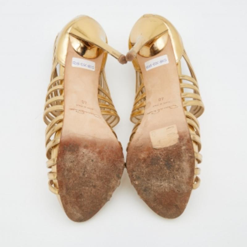 Oscar de la Renta, eines der bekanntesten Modehäuser, ist für seine brillante Handwerkskunst in der Schuhmacherei bekannt. Aus hochwertigen MATERIALEN in einem metallischen Goldton gefertigt, wird das Riemchenmodell Ihre Füße auf die schönste Weise