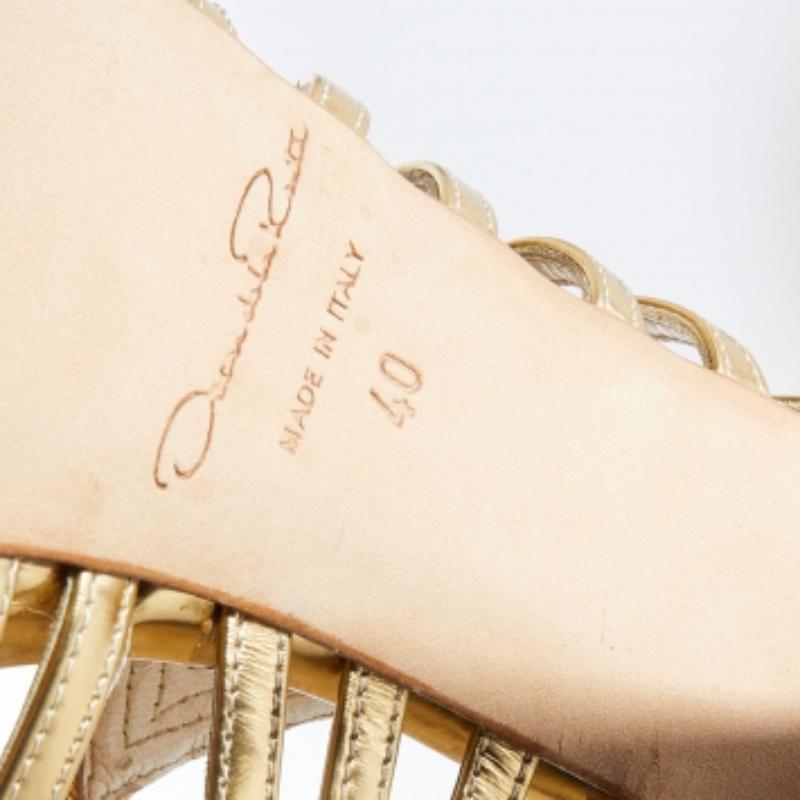 Oscar de la Renta Metallic Gold Leder Plateausandalen mit Knöchelriemen Größe 40 im Zustand „Relativ gut“ im Angebot in Dubai, Al Qouz 2