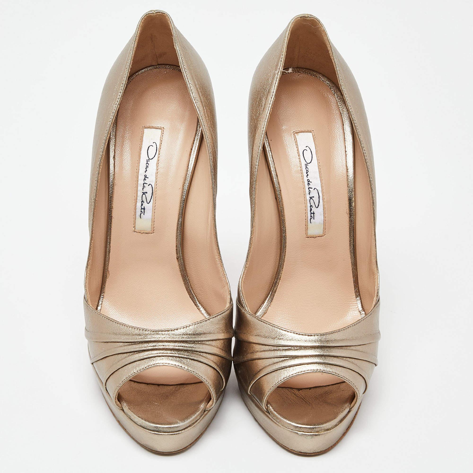 Oscar de la Renta Metallic Gold Leder Peep Toe Plateau Pumps Größe 40 im Zustand „Gut“ in Dubai, Al Qouz 2