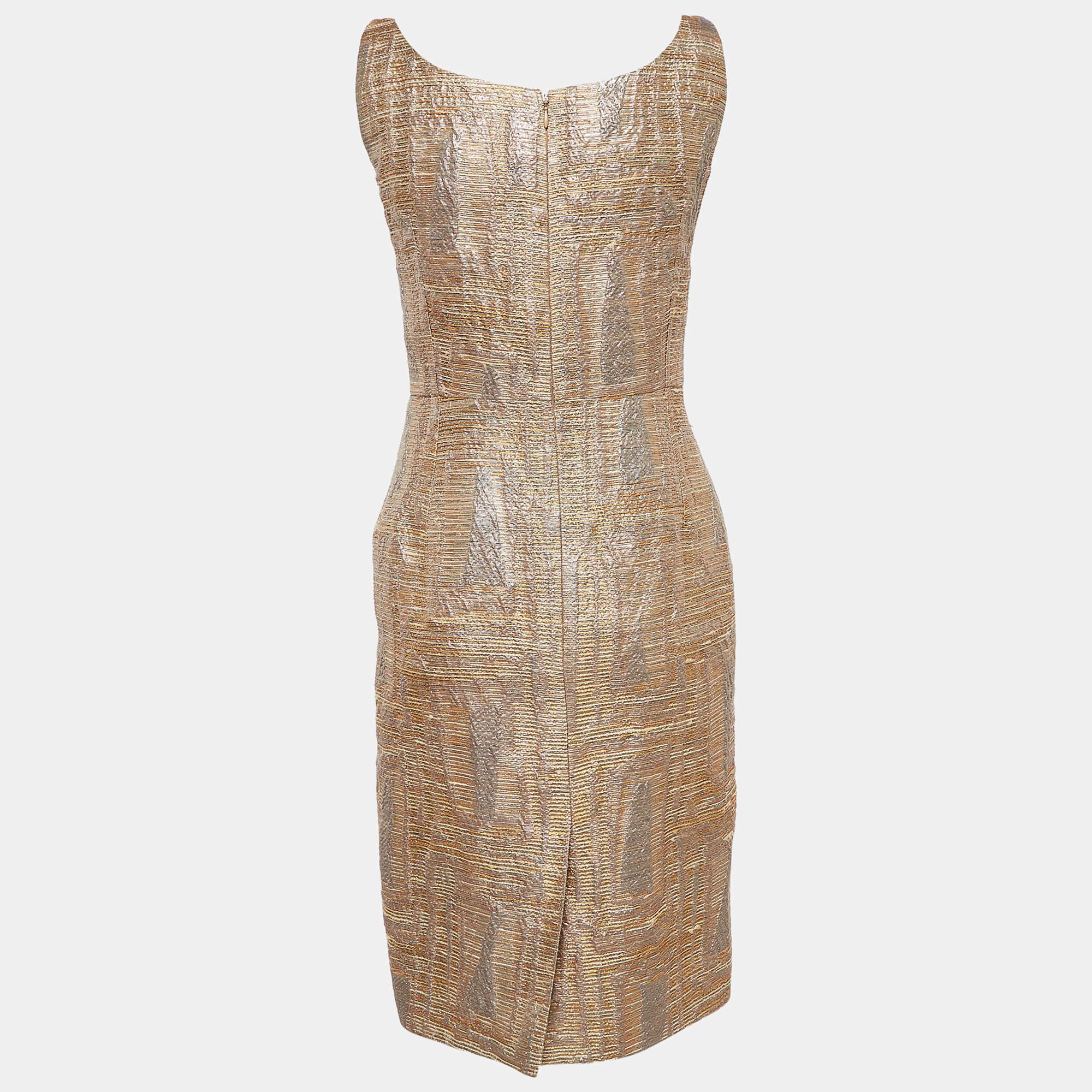 Experimenta el placer de la sastrería experta con este vestido de diseño para mujer. Fabricado meticulosamente, ofrece un ajuste impecable y detalles de lujo que garantizan una comodidad inigualable. Esta hermosa creación elevará tu estilo sin