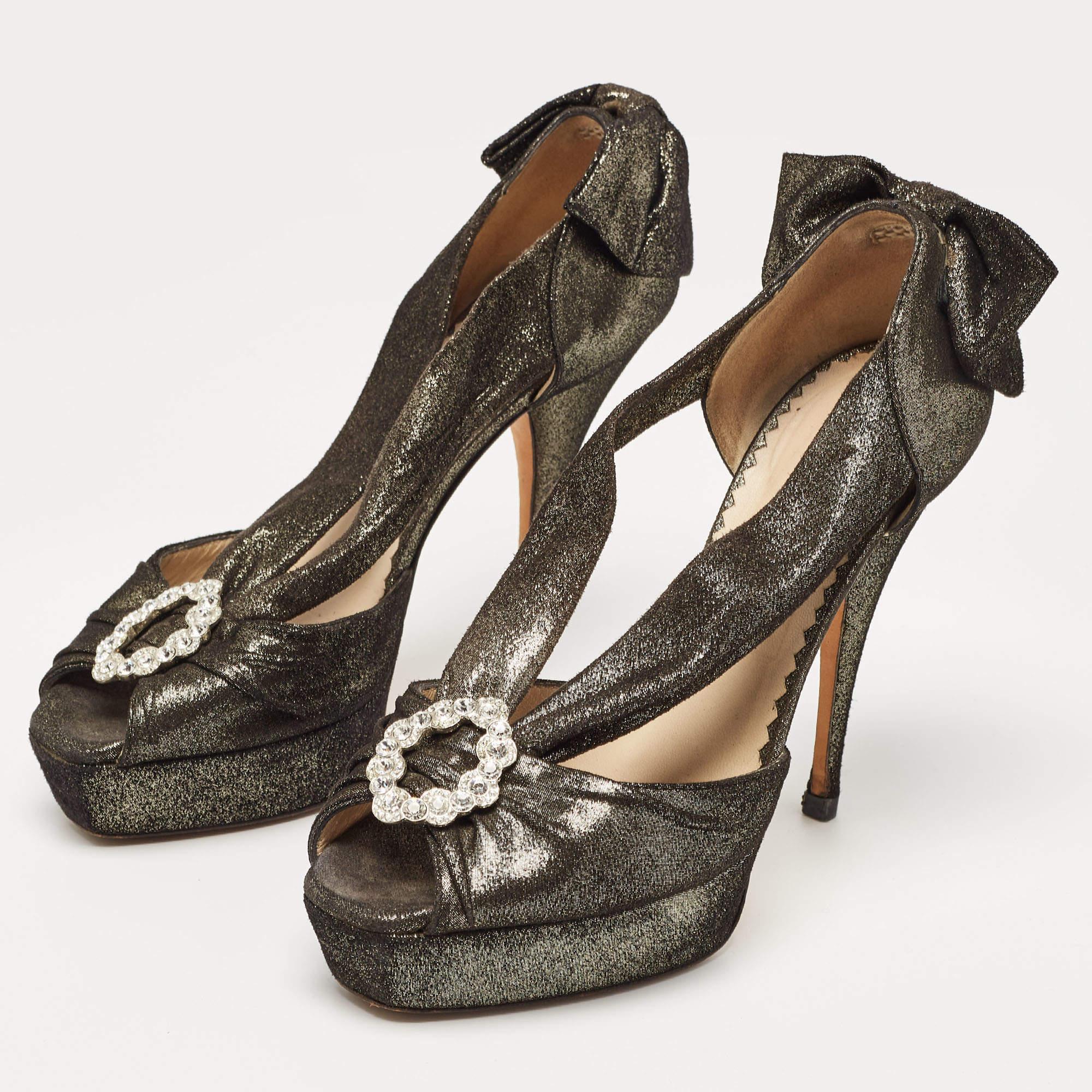 Entdecken Sie die Eleganz der Schuhe mit diesen Designer-Pumps für Damen. Diese sorgfältig entworfenen Absätze vereinen Mode und Komfort und sorgen dafür, dass Sie in jeder Umgebung glänzen.