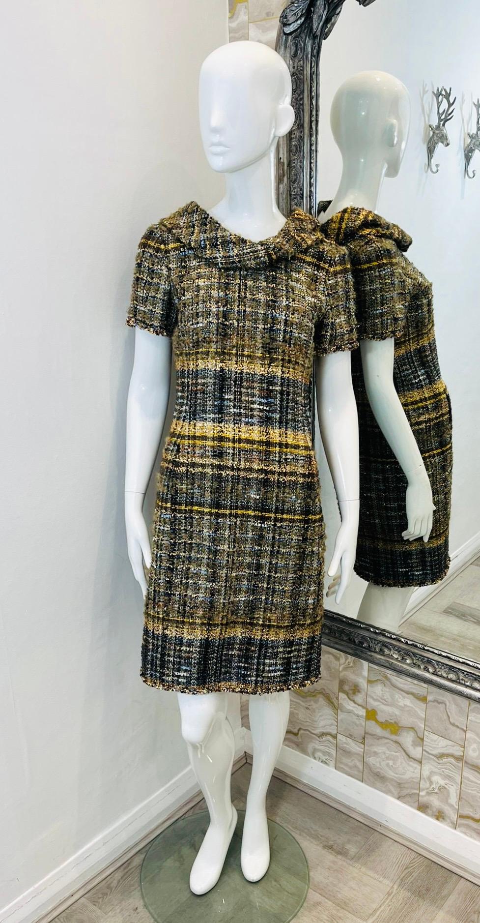 Oscar De La Renta Metallic Tweed Wool Dress

Brown, short sleeved shift dress detailed with metallic threads and accents of yellow and baby blue.

Featuring round, full collar, below-the-knee length and side pockets.

Size – 10UK

Condition – Very