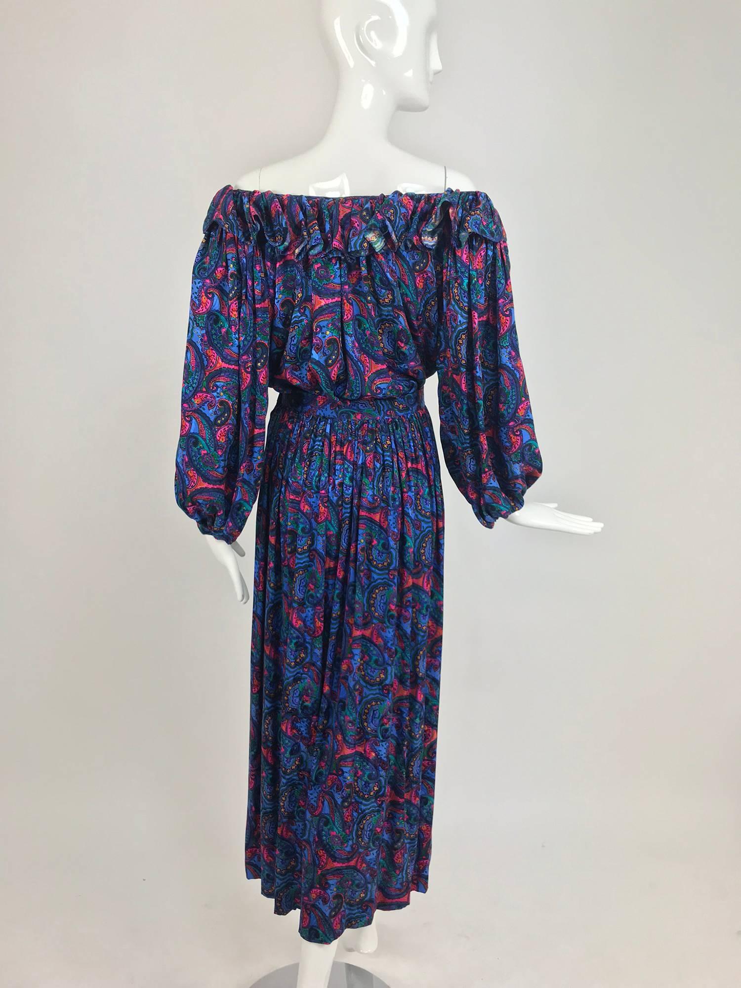 Oscar de la Renta Miss O silk paisley peasant style set  In Excellent Condition In West Palm Beach, FL