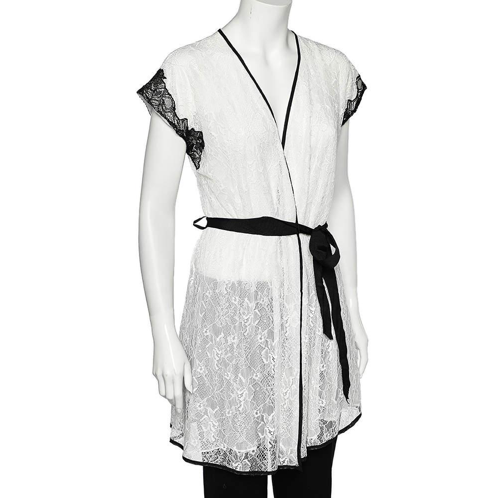 Infuse a touch of finesse to your wardrobe by adding this wrap dress from Oscar de la Renta. This dress is tailored using monochrome lace fabric, making it a perfect apparel choice for nightwear. Stay comfortable and stylish as you wear this chic