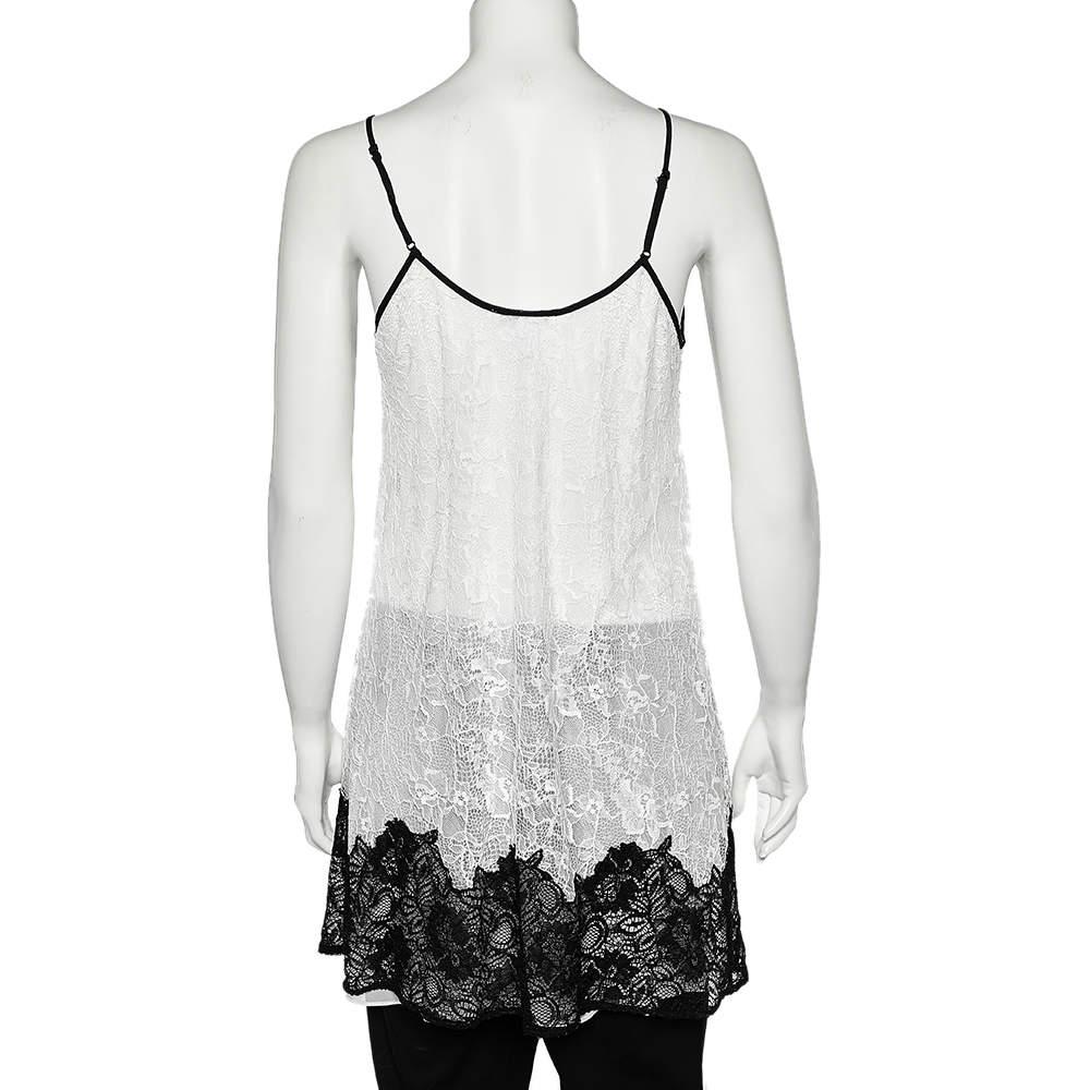 Infuse a touch of finesse to your wardrobe by adding this slip dress from Oscar de la Renta. This dress is tailored using monochrome lace fabric, making it a perfect apparel choice for nightwear. Keep your styling choices comfortable and chic as you