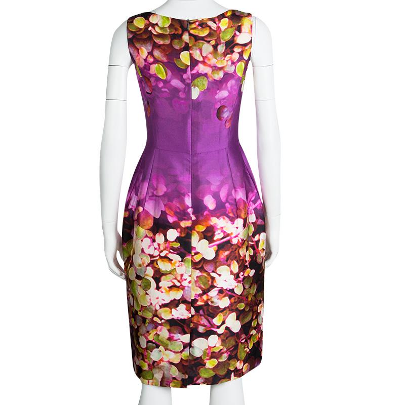 This dress from Oscar de la Renta is so pretty, you'll love flaunting it. The fabulous creation is made of the finest materials and features an elegant silhouette. It carries a sleeveless style and floral prints beautifully splayed on it. Pair it