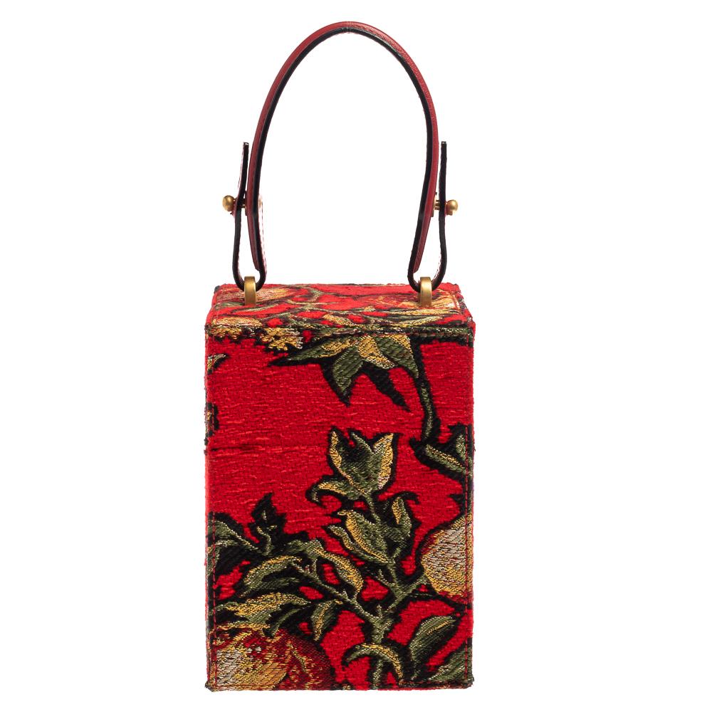 Known to add exquisite details to its creations, Oscar de la Renta impresses like no other! This Alibi box bag is simply luxe and comes crafted from multicolor floral printed fabric and leather. It has a gold-tone logo engraved tuck-in clasp on the