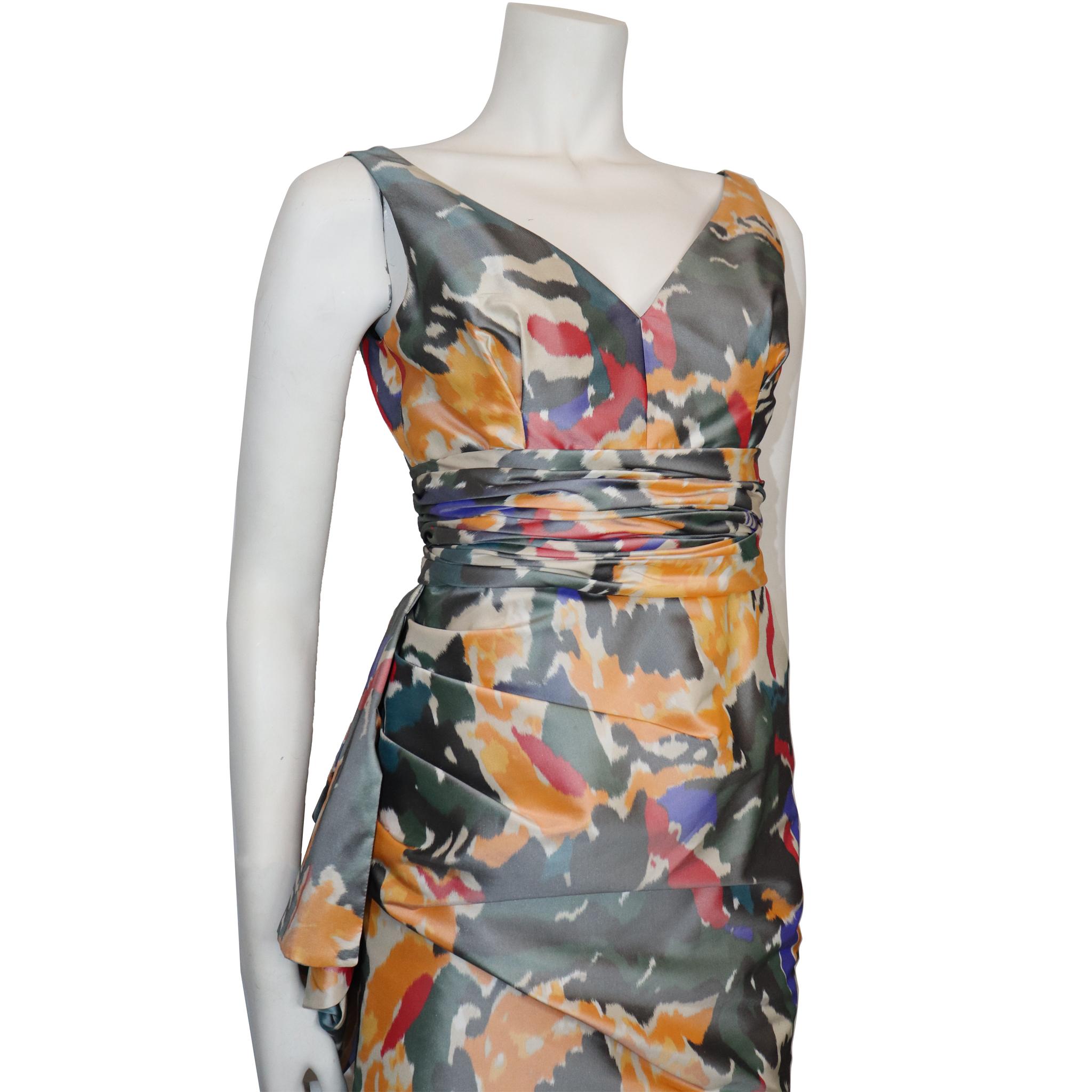 Oscar De La Renta Multicolor Warp Print Gown w/ Gathers Circa 2000s. In excellent condition 

Actual Measurements:
Bust 34
Waist 26
Hip 36


Size 4 
Gown Length: 60 Inches