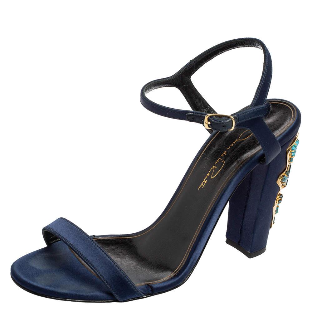 The charm and glamour of these Oscar de la Renta sandals will certainly make your heart flutter. They are crafted with satin in an open-toe silhouette. This stylish pair comes ankle straps, leather-lined insoles and block heels embellished with