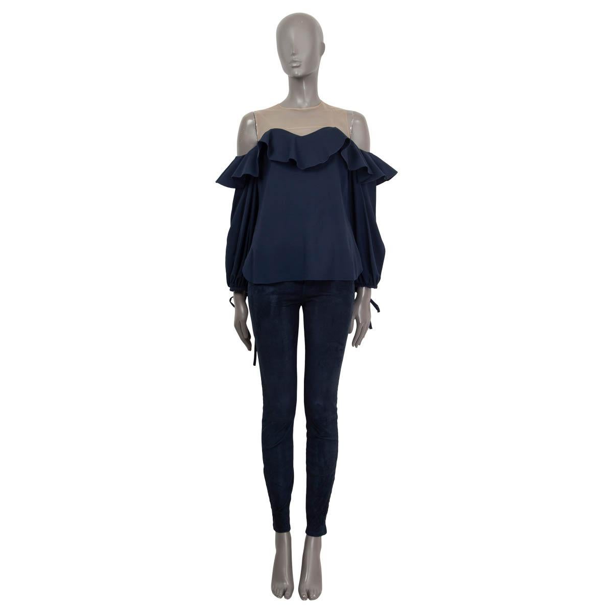 100% authentic Oscar De La Renta cut out blouse in navy blue silk (95%) and lycra (5%). Features ruffle embellishments and laced cuffs. Opens with a hook at the back. Unlined. Has been worn and is in excellent condition. 

Measurements
Tag