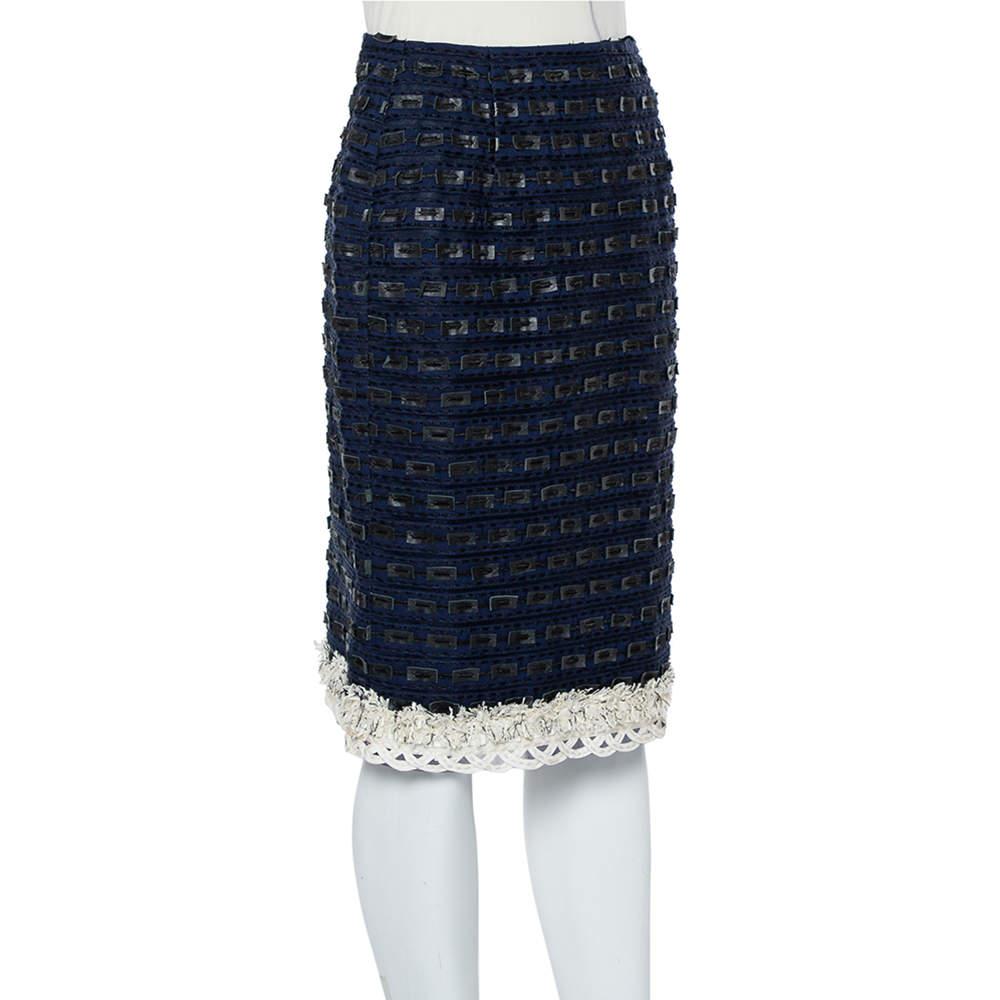 Ponte guapísima y elegante con esta falda única diseñada por Oscar De La Renta. Confeccionada en sintético y con adornos de piel sintética, esta pieza hará brillar cualquier conjunto. Rompe todas las reglas con esta falda azul marino atrevida, chic