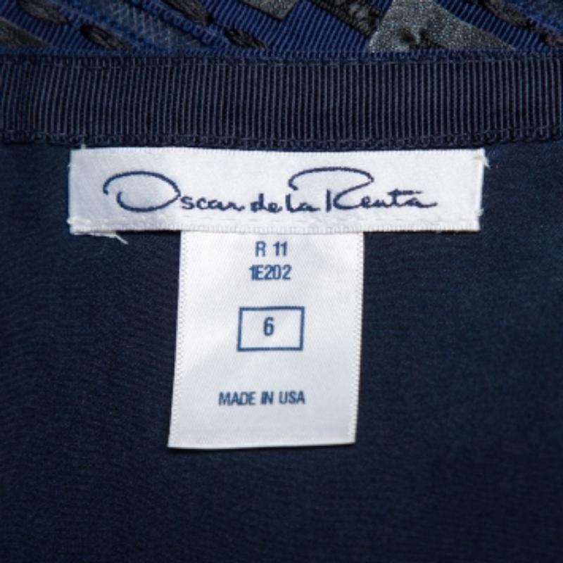 Look gorgeous and stylish with this unique skirt designed by Oscar de la Renta. Crafted from synthetic and faux leather trim, this piece will make any ensemble shine. Break all the rules in this edgy, chic, and show-stopping navy blue skirt that is