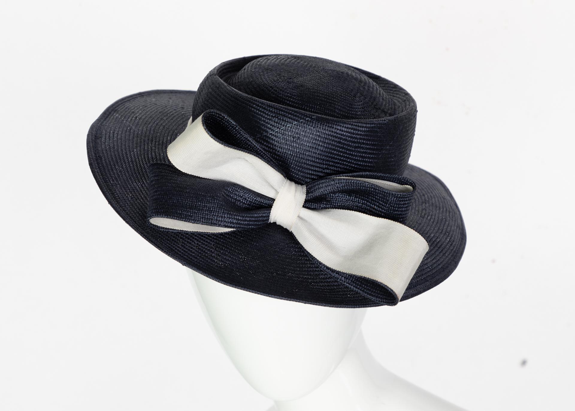 Vintage Oscar de la Renta Navy White Straw Hat with large bow. the bow looks good to the front and back.
In excellent condition.

Measurements:
Circumference: 22 inches
Brim: 3 inches
