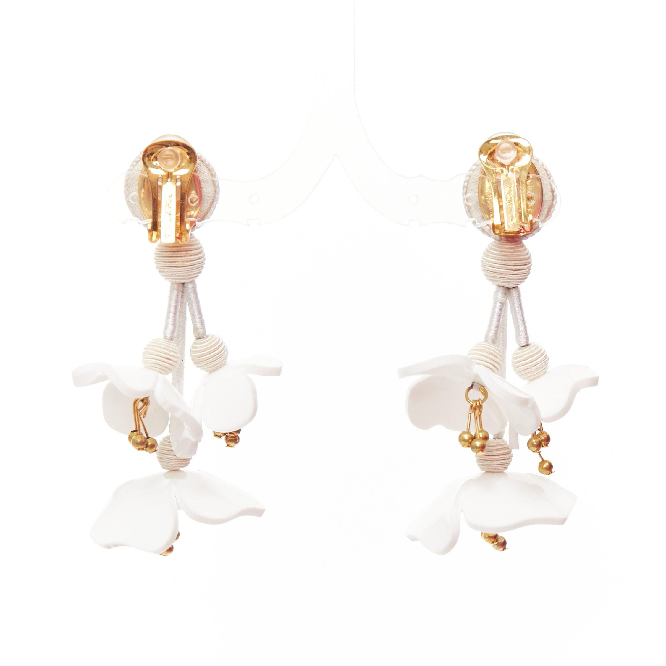 Women's OSCAR DE LA RENTA Nuevos white acrylic gold beads floral clip on earrings Pair For Sale