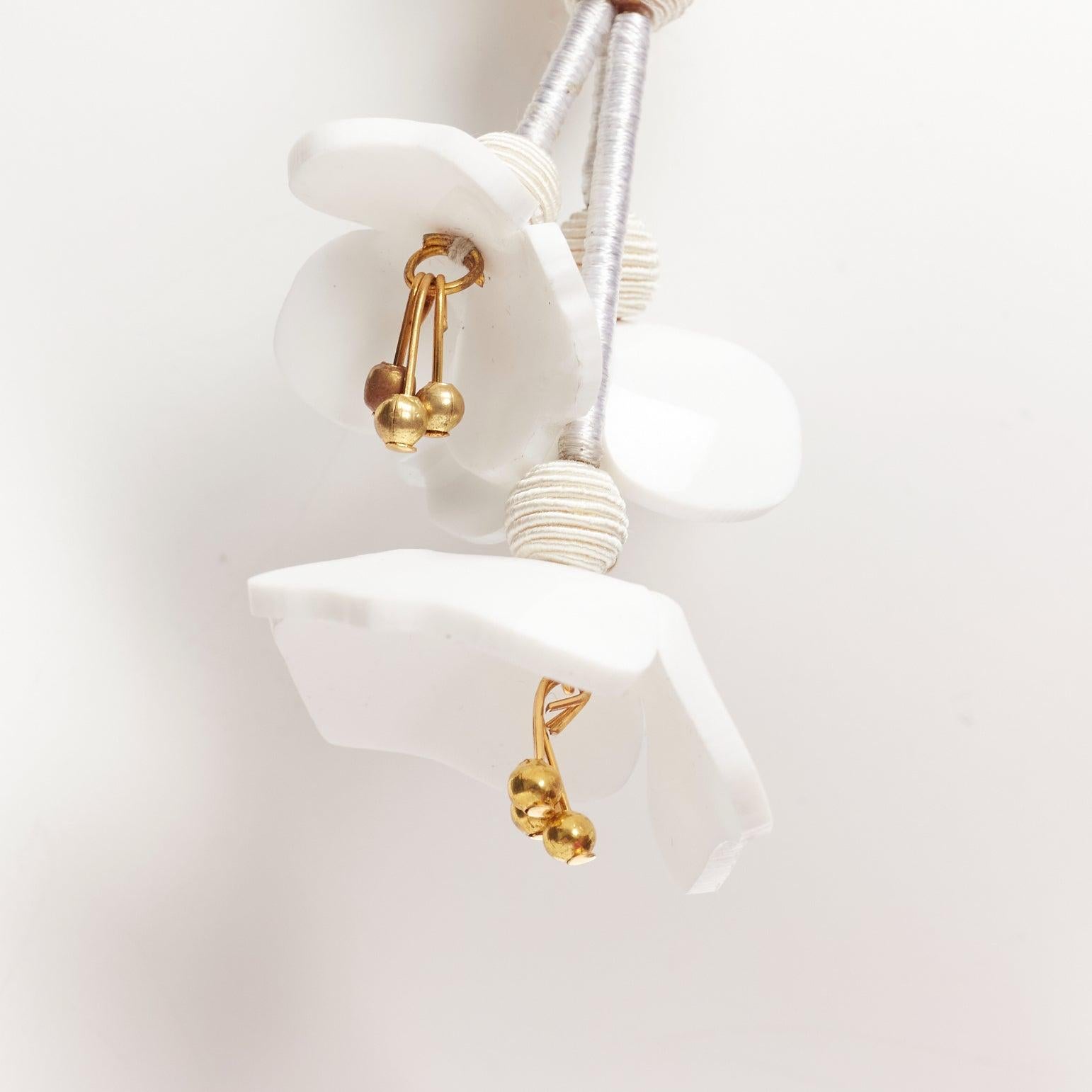 OSCAR DE LA RENTA Nuevos white acrylic gold beads floral clip on earrings Pair For Sale 2