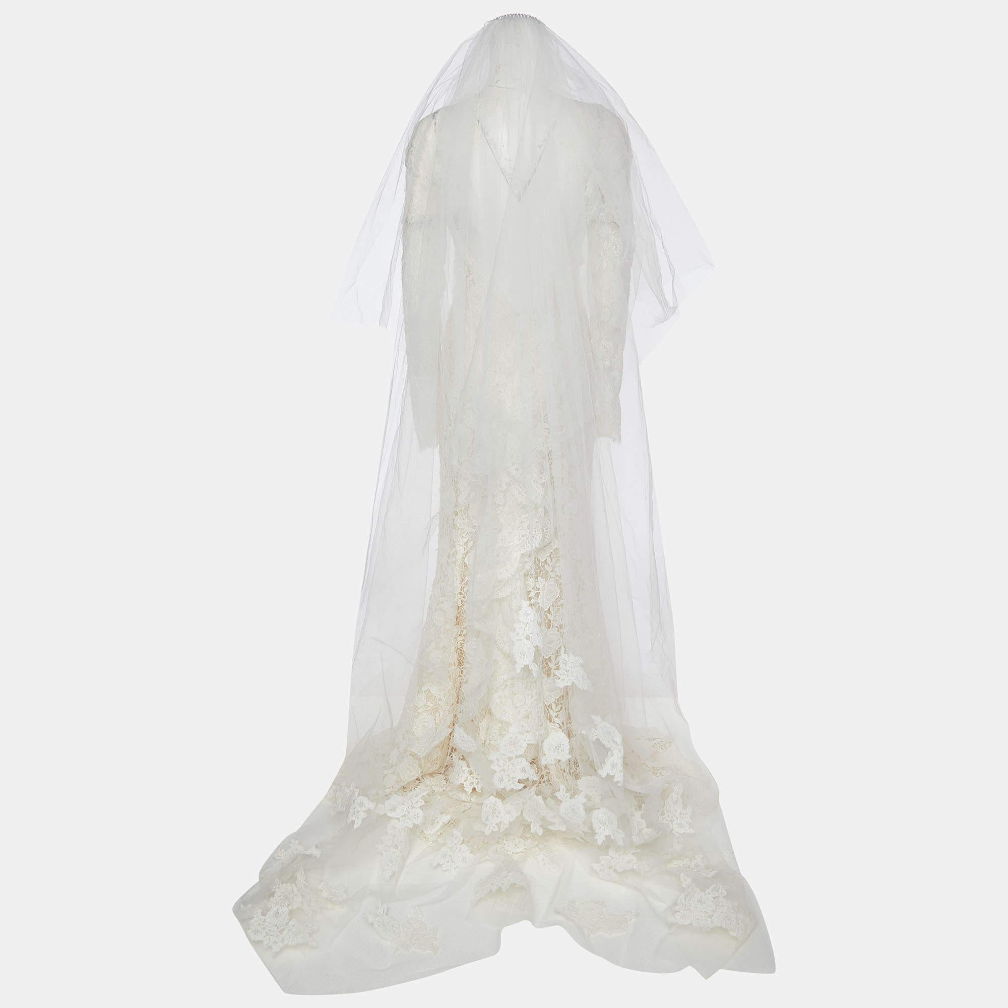 Known for its gorgeous silhouettes and fine tailoring, Oscar de la Renta is back with another appealing design to elevate your style. This dress is made from off-white floral lace and displays a sleeveless style and a fluted hemline. It is provided