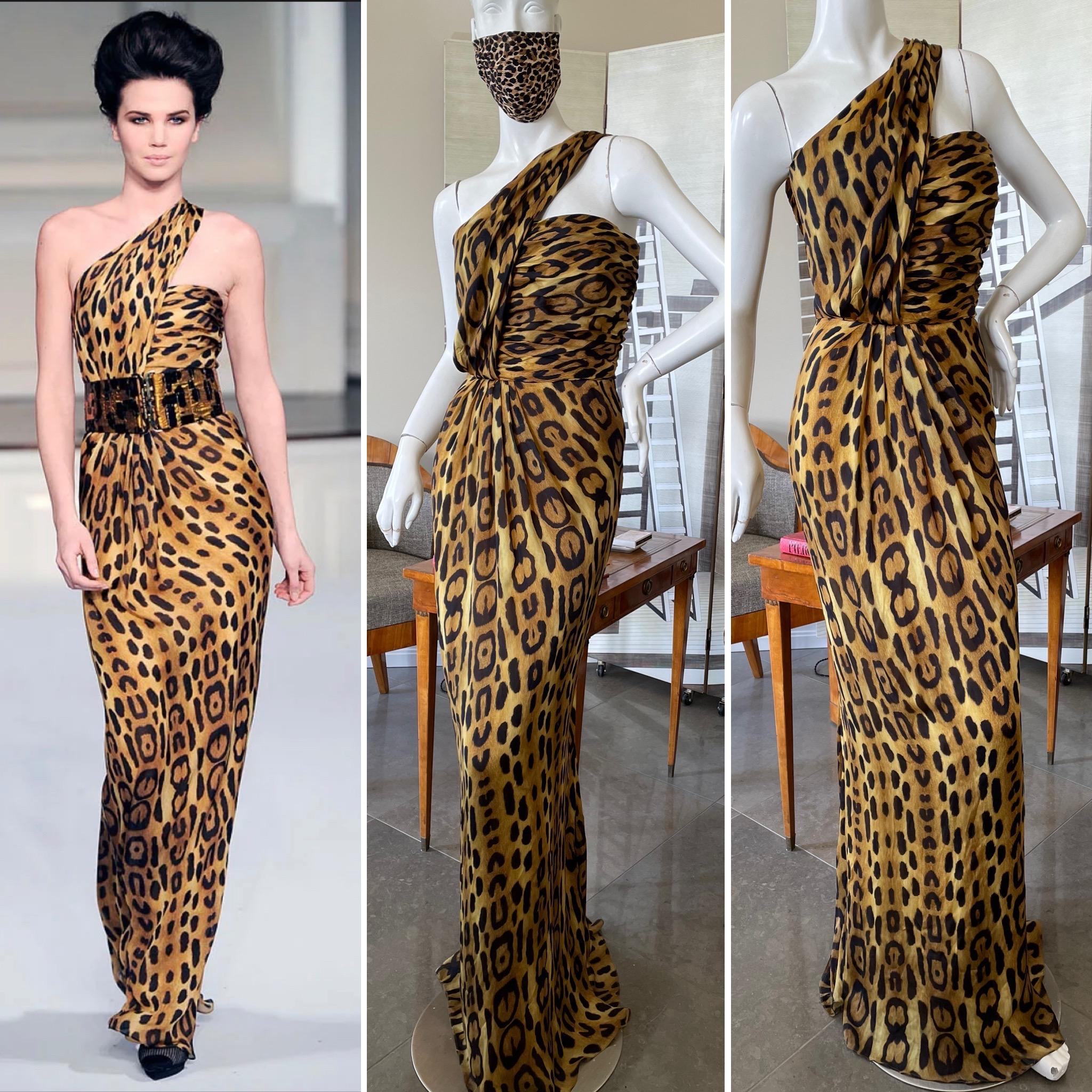 Oscar de la Renta Elegant One Shoulder Silk Leopard Print Dress .
There is a full inner corset.
Stunning. Please use the zoom feature to see all the remarkable details.
 Size 6
Bust 36