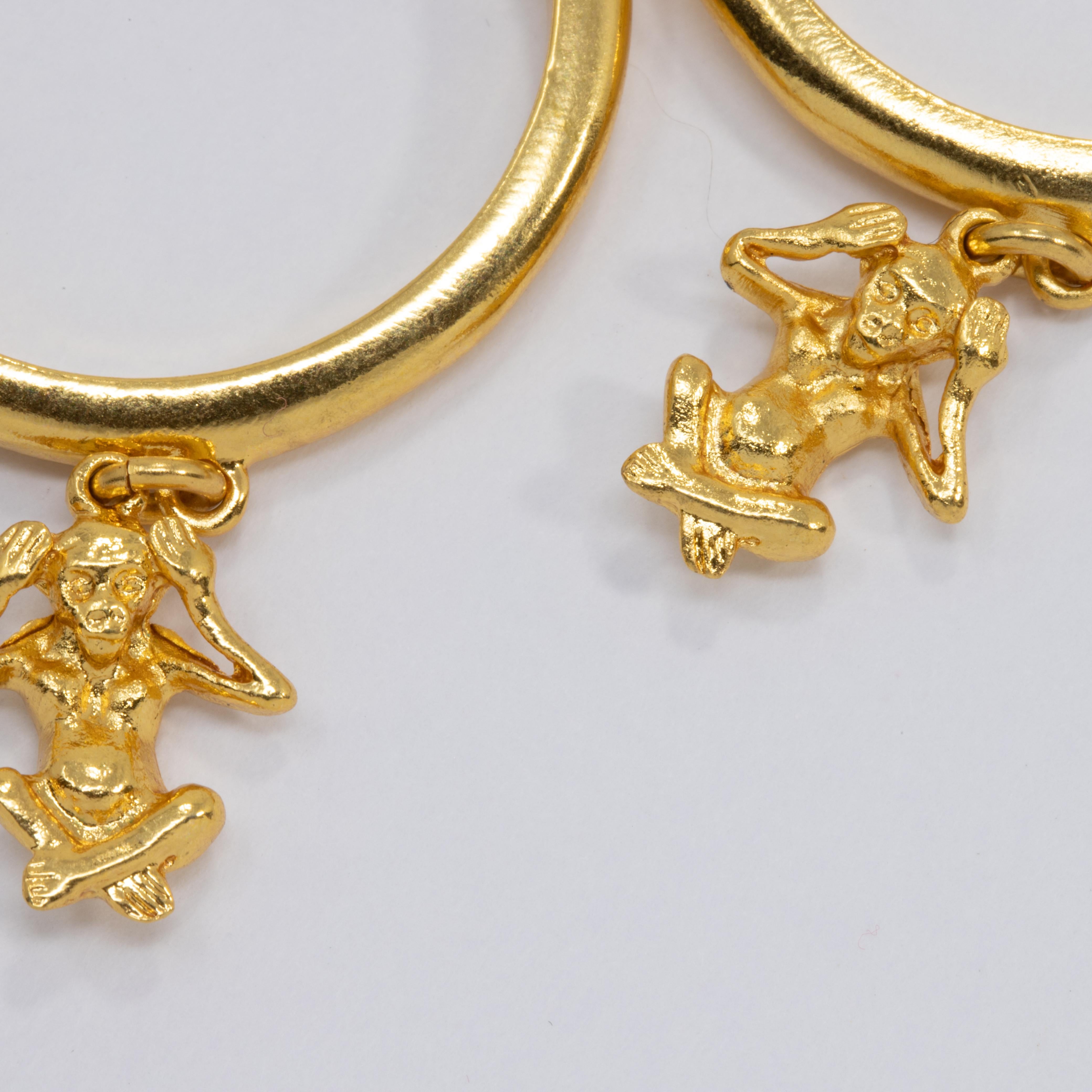 Oscar de la Renta Créoles ouvertes et boucles d'oreilles en forme de singe pendantes en or Neuf - En vente à Milford, DE