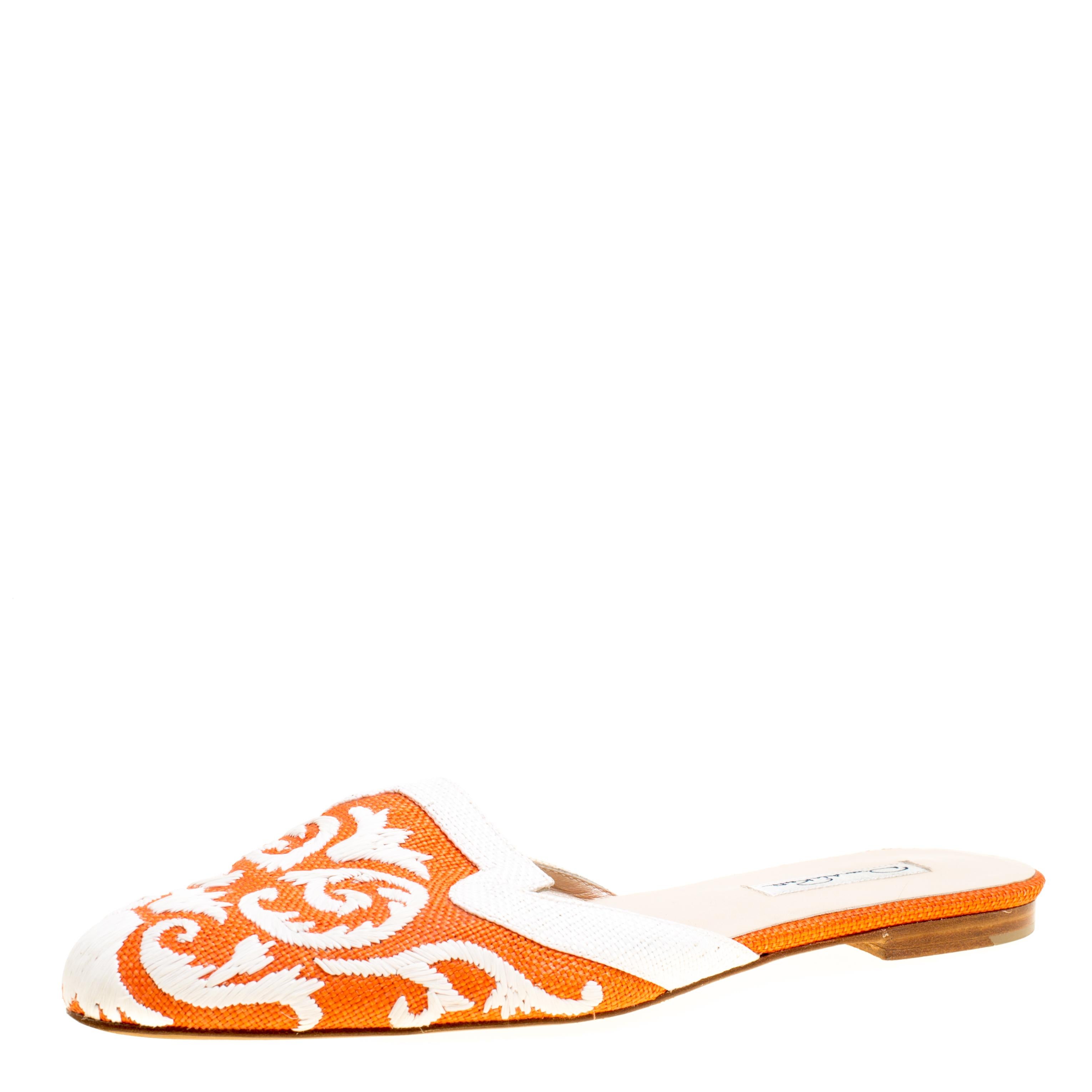 To complement your casual ensemble with the utmost ease and comfort comes these mules from Oscar de la Renta. Designed with almond toes and minimal heels, the orange raffia exterior of the pair is beautifully adorned with contrasting embroidery,