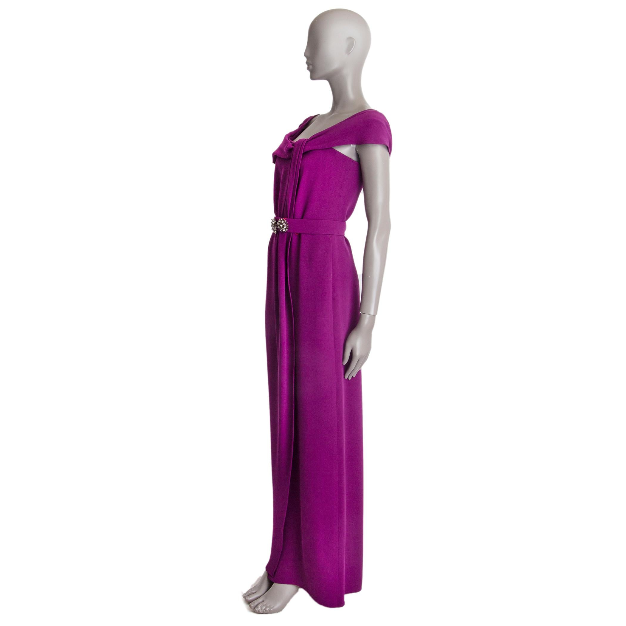 100% authentic Oscar De La Renta sleeveless dress in orchid silk (100%) with a folded collar. Closes on the back with a concealed zipper. Comes with a matching belt featuring decorative rhinestone-embellished buttons and snap-on closures. Lined in