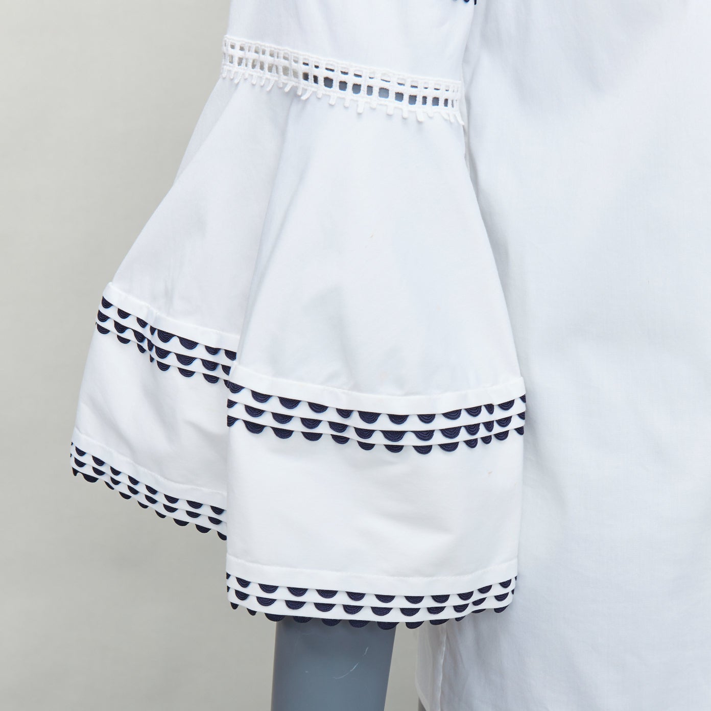 Oscar De La Renta P17 crema nero con smerlo e maniche svasate US4 S
Riferimento: MECG/A00064
Marchio: Oscar De La Renta
Stilista: Oscar De La Renta
Collezione: P17
Materiale: Cotone, misto
Colore: Crema, Nero
Modello: Tinta unita
Chiusura: Slip