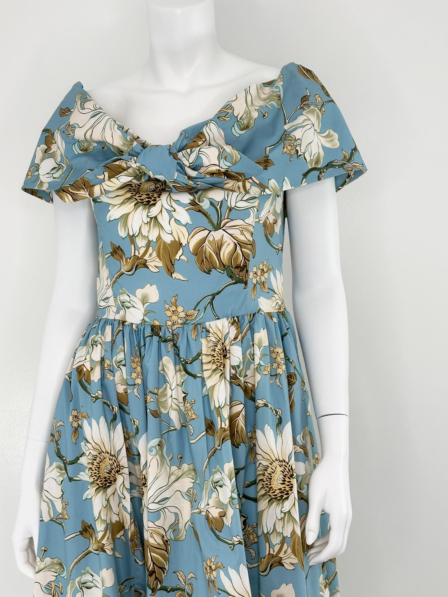 Oscar De La Renta P20 Bleu et blanc Robe à col châle en coton imprimé Magnolia 8 en vente 7