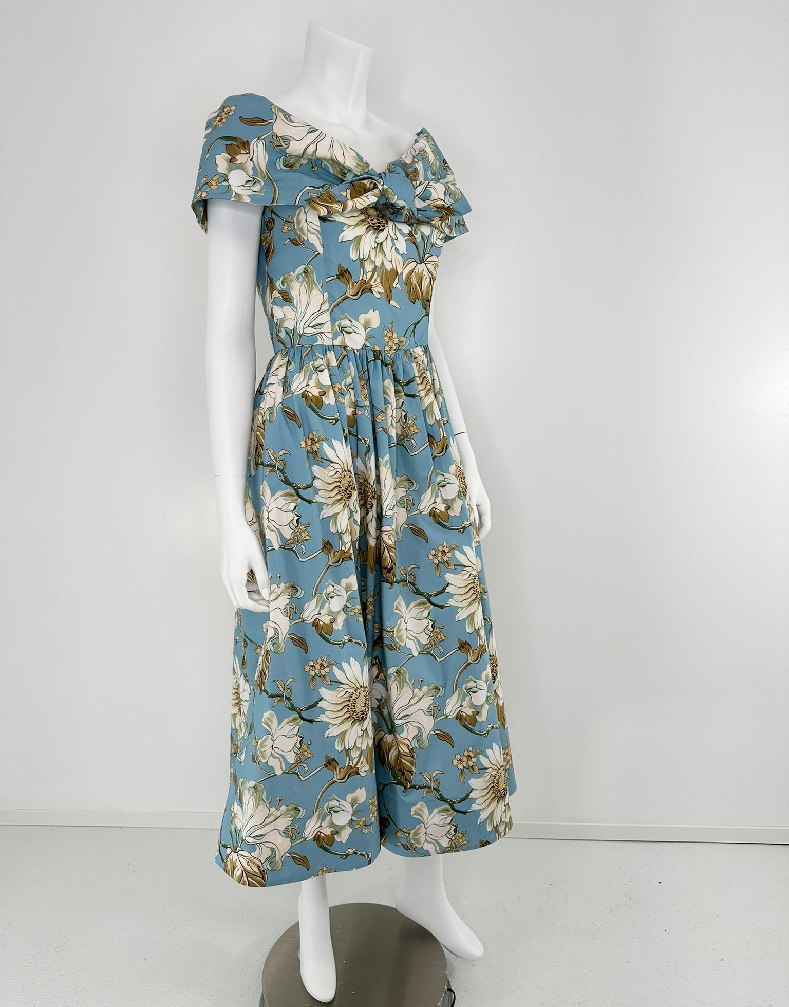 Oscar de la Renta P20 - Robe à col châle en coton imprimé magnolia bleu et blanc, avec un corsage ajusté et une jupe ample froncée. Marqué taille 8.
Magnifique coton bleu ciel avec un imprimé de fleurs de magnolia avec des feuilles et des branches.