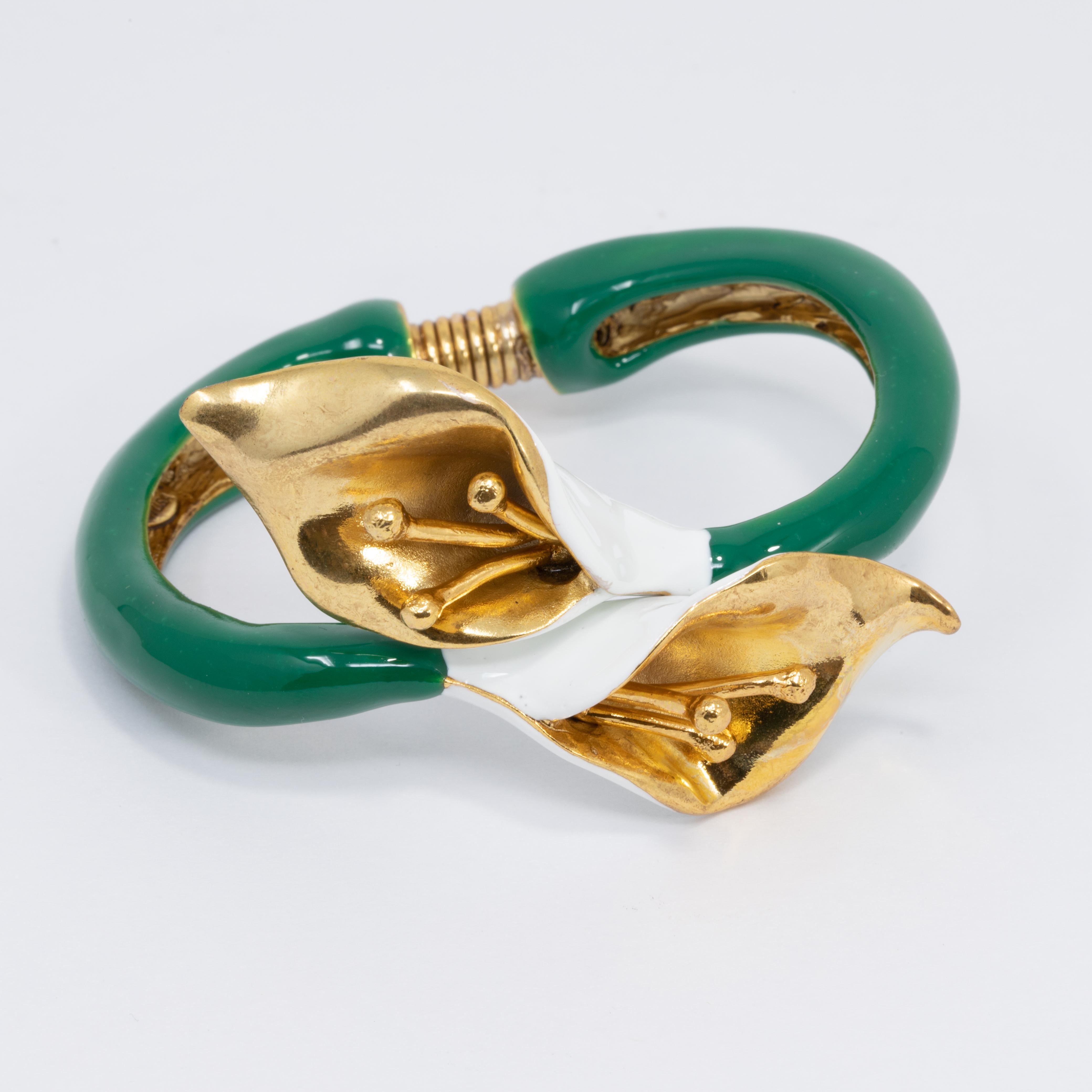 Flower chic cuff bracelet from Oscar de la Renta. A white and green enamel calla lily in gold.

Gold plated.

Get the matching pin and ring!

Tags, Marks, Hallmarks: Oscar de la Renta, Made in USA

Inner diameter at widest part: 5.9 cm / 2.3 in
