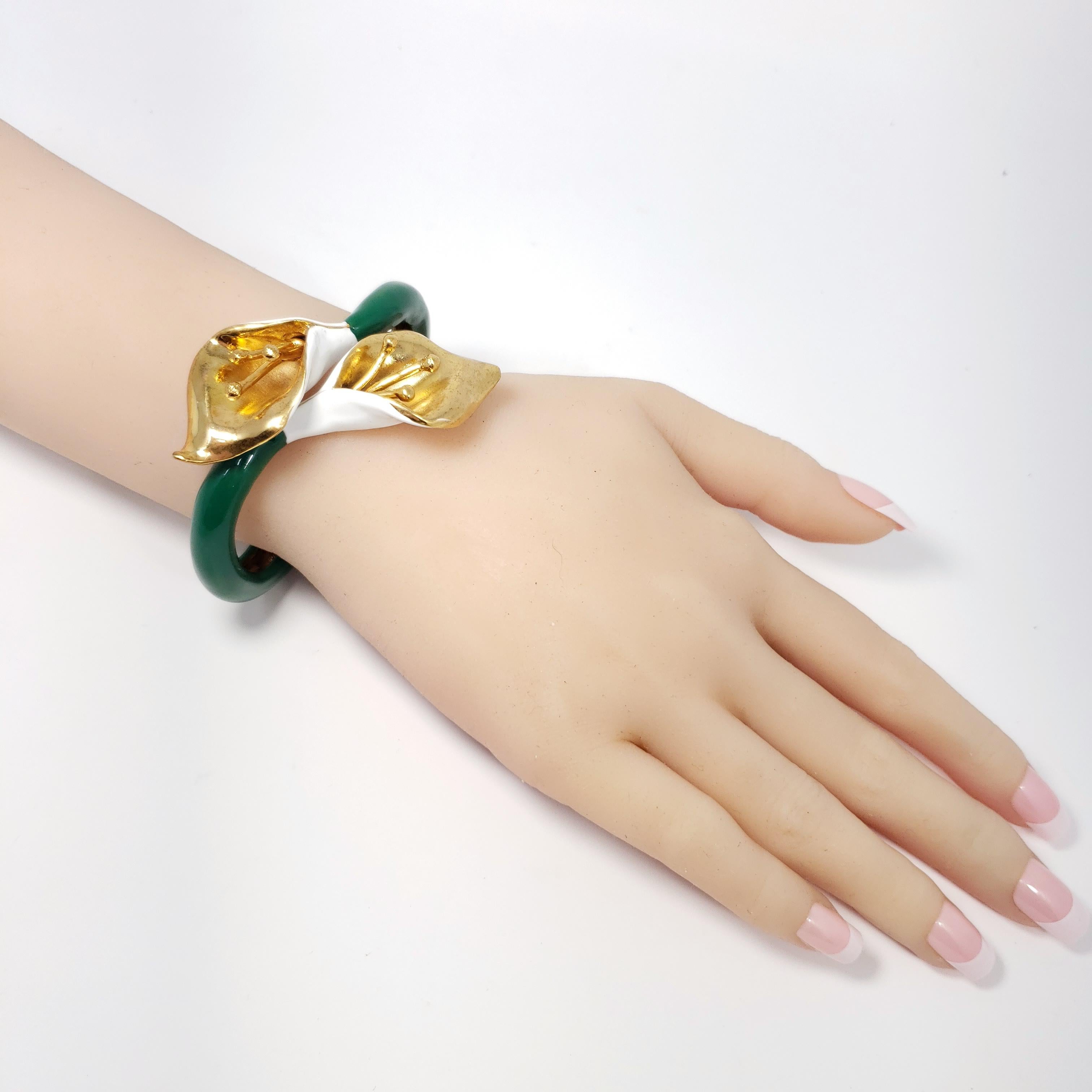 Oscar de la Renta Bemaltes Calla Lily-Armband mit Klappverschluss, grün, weiße Emaille, Gold (Moderne) im Angebot