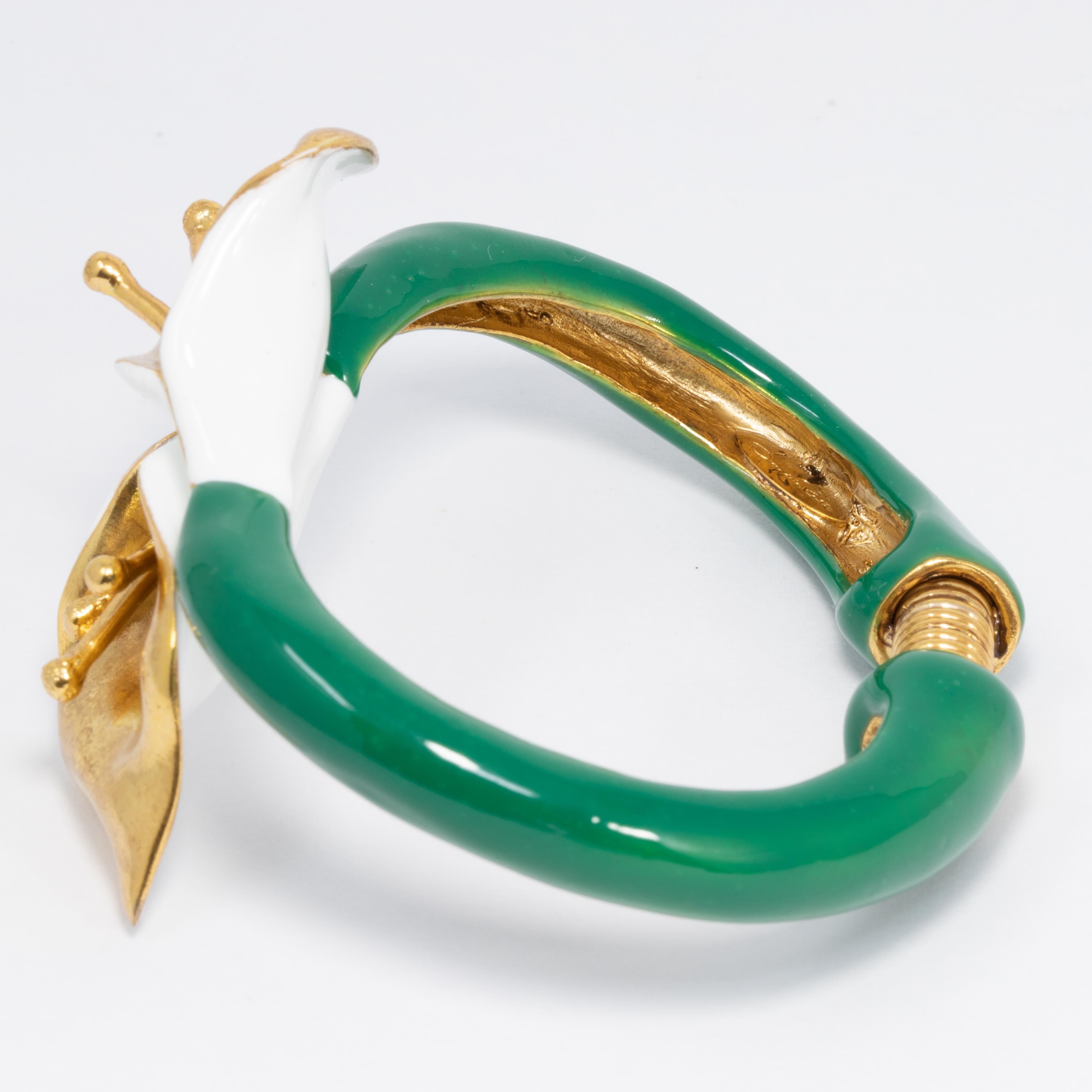 Oscar de la Renta Bemaltes Calla Lily-Armband mit Klappverschluss, grün, weiße Emaille, Gold im Zustand „Neu“ im Angebot in Milford, DE