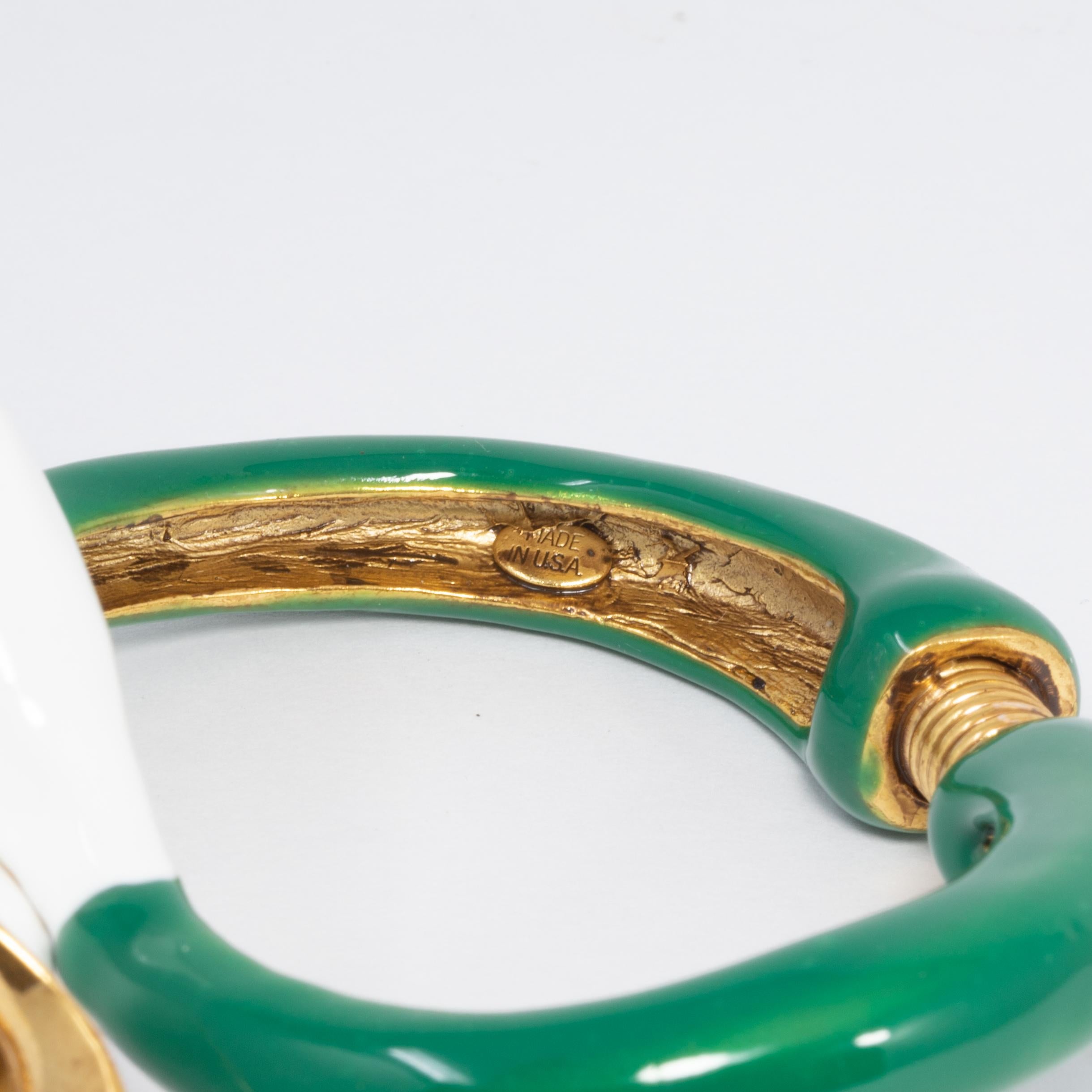 Oscar de la Renta Bemaltes Calla Lily-Armband mit Klappverschluss, grün, weiße Emaille, Gold Damen im Angebot