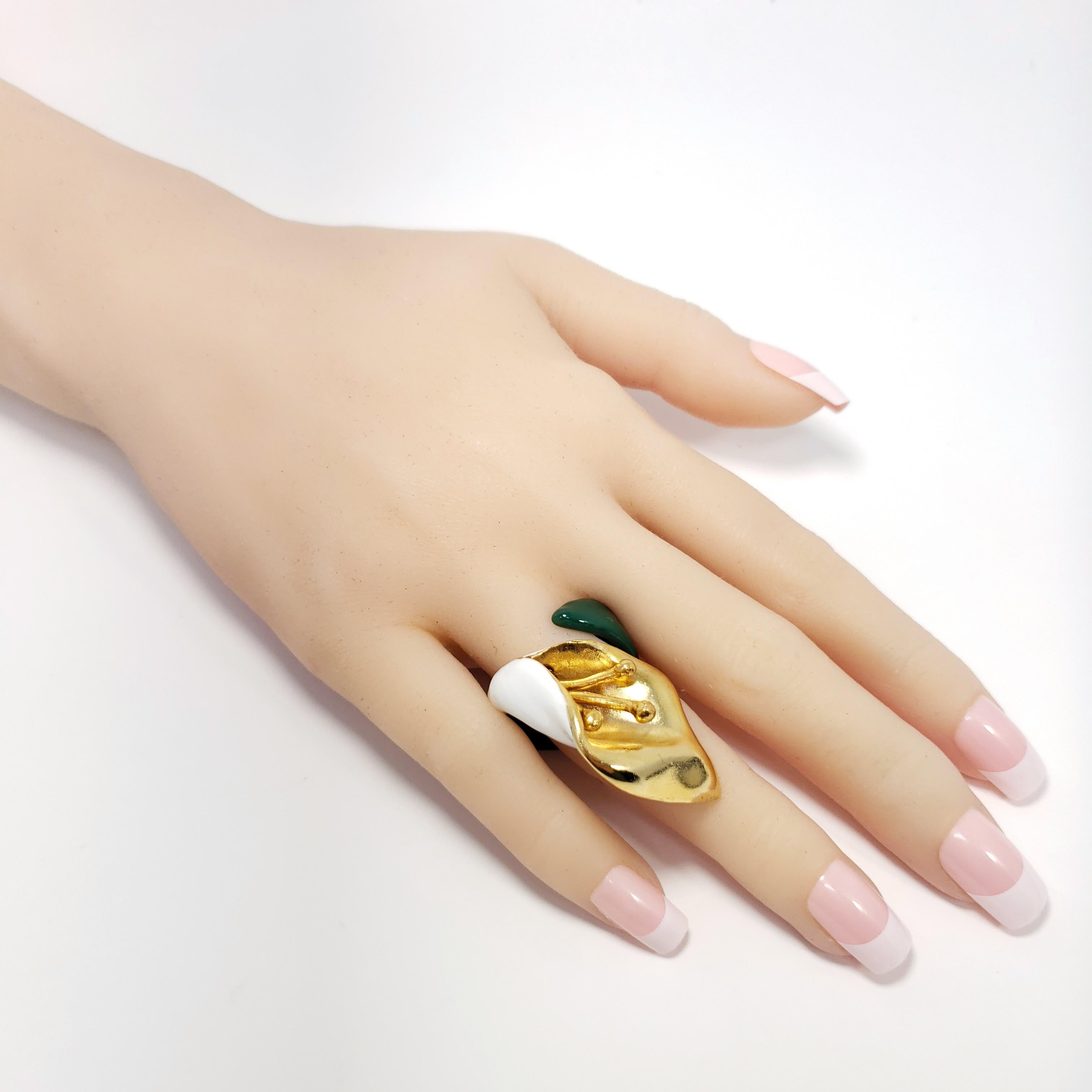Flower chic statement ring from Oscar de la Renta. A white and green enamel calla lily in gold.

Adjustable sizes 5 to 8.5

Gold plated.

Get the matching bracelet, pin, and earrings!

Tags, Marks, Hallmarks: Oscar de la Renta, Made in USA