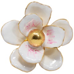 Oscar de la Renta - Bague cocktail fleur en émail peint blanc et rose en or