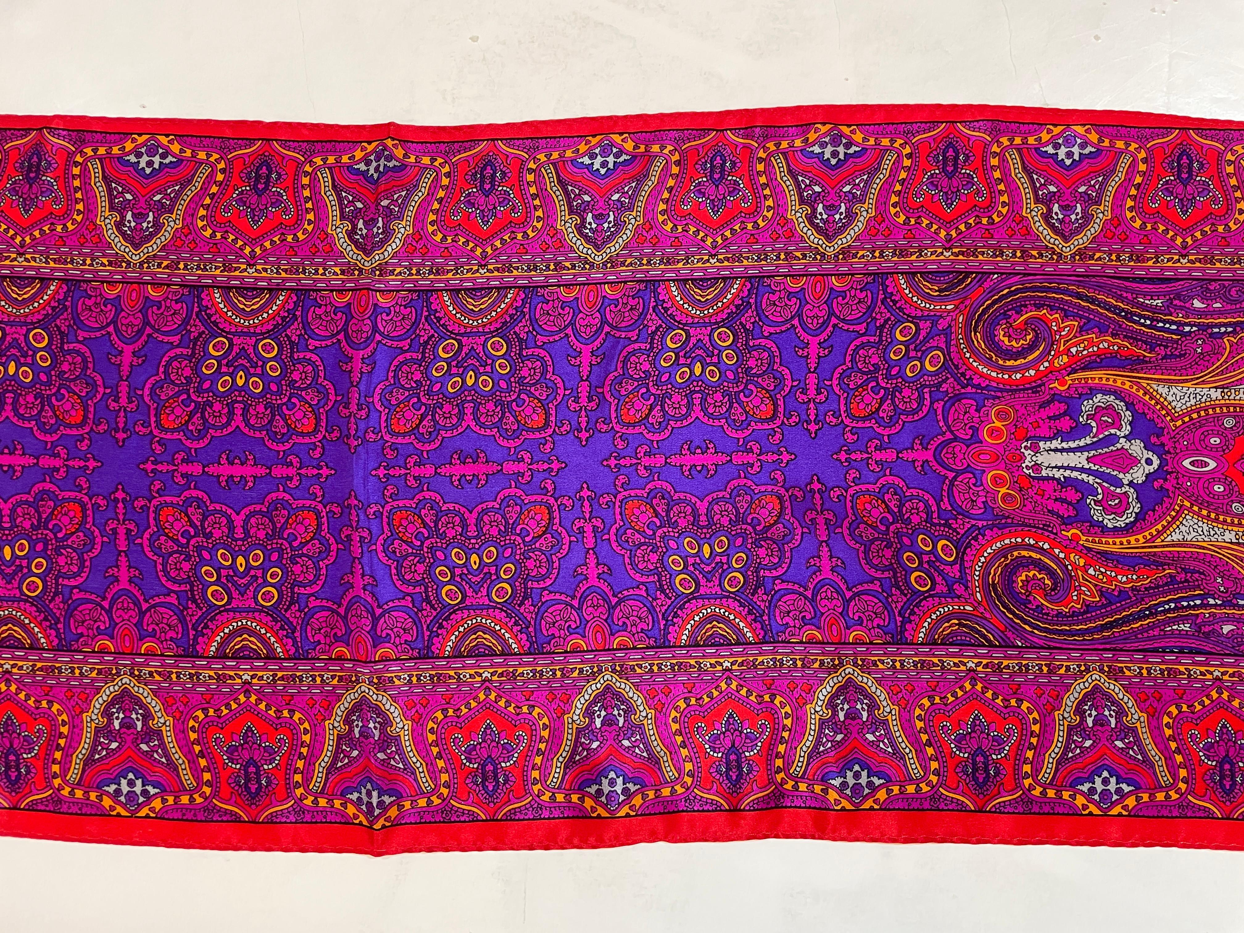 Oscar de La Renta Paisley Silk Oblong Scarf in Reds and Fuchsia In Good Condition For Sale In North Hollywood, CA
