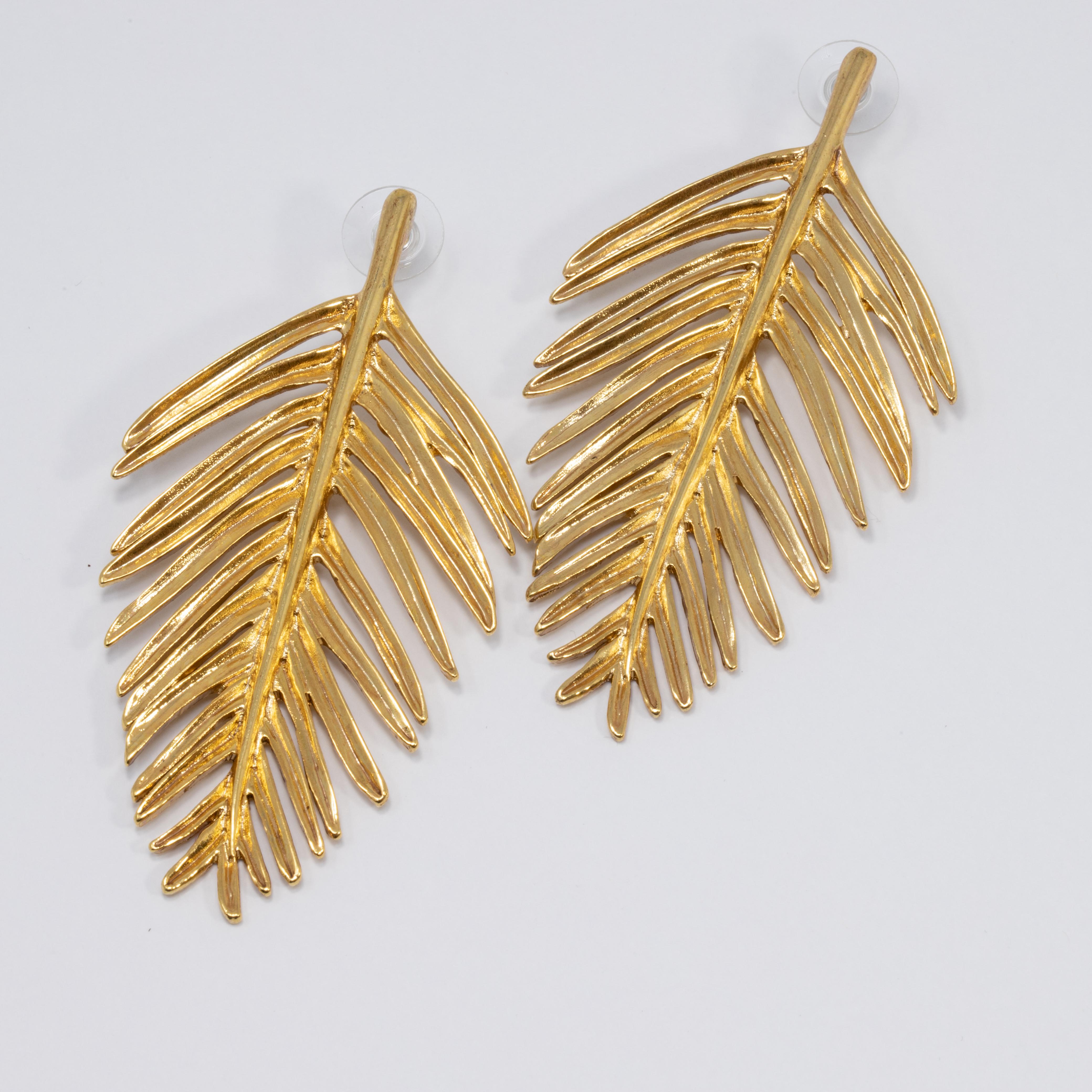 Luxurious post-back earrings in Oscar de la Renta's signature style. A pair of elegant gold-plated palm tree leaves!

Hallmarks: Oscar de la Renta, Made in USA