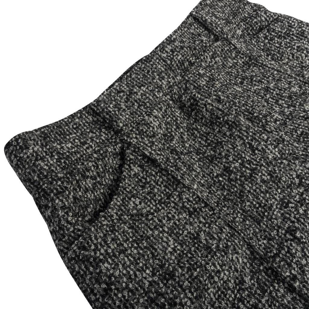 Guaranteed authentic Oscar de la Renta black, gray and white soft alpaca tweed pants.
Exquisitely soft black, gray, and white tweed.
2 front pockets.
Front zipper.
Pants have a wide leg.
Waistband has 5 belt loops.
Exquisitely soft to the
