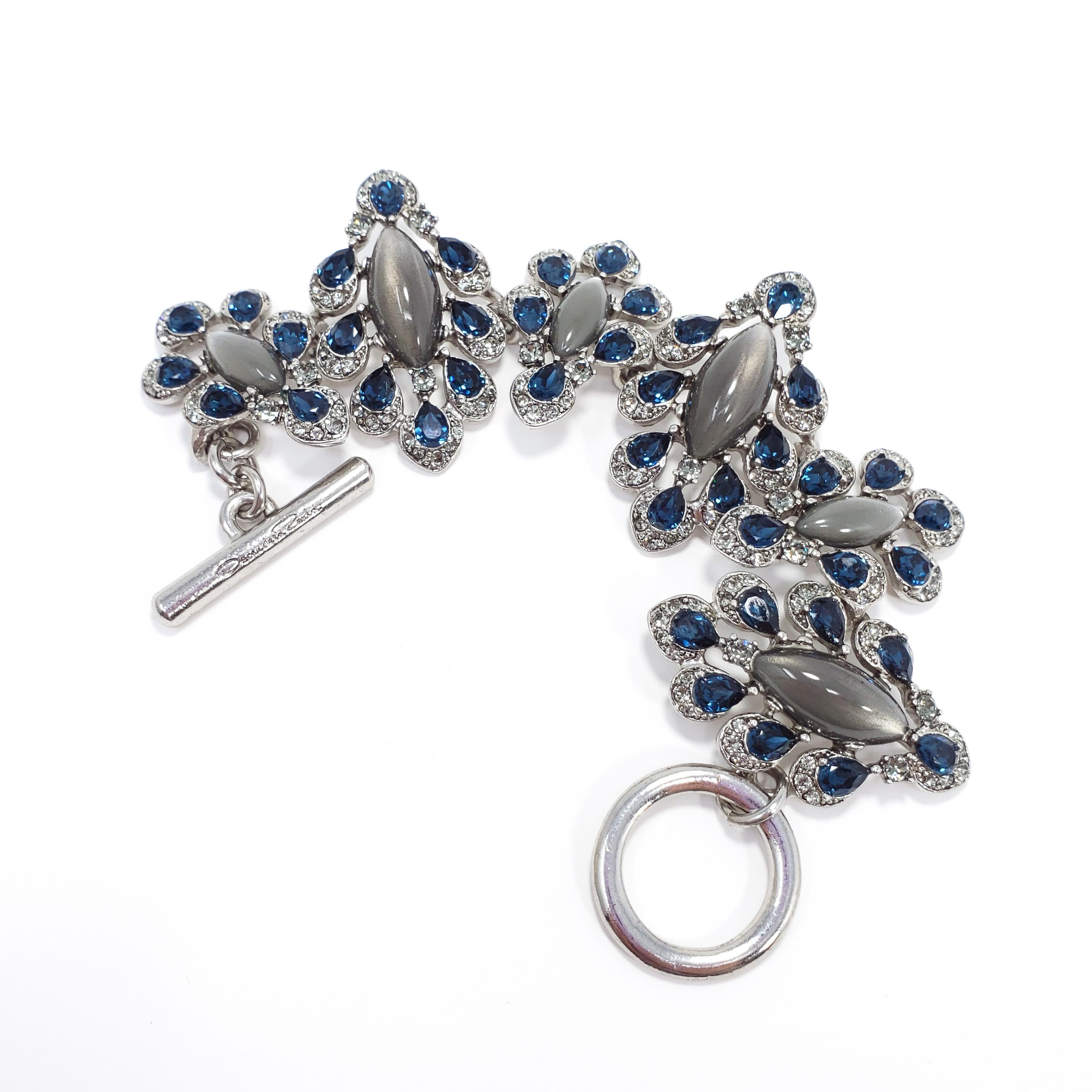 Taille cabochon Oscar de la Renta Bracelet à fermoir à bascule en cristal Parlor, bleu, gris et argenté en vente