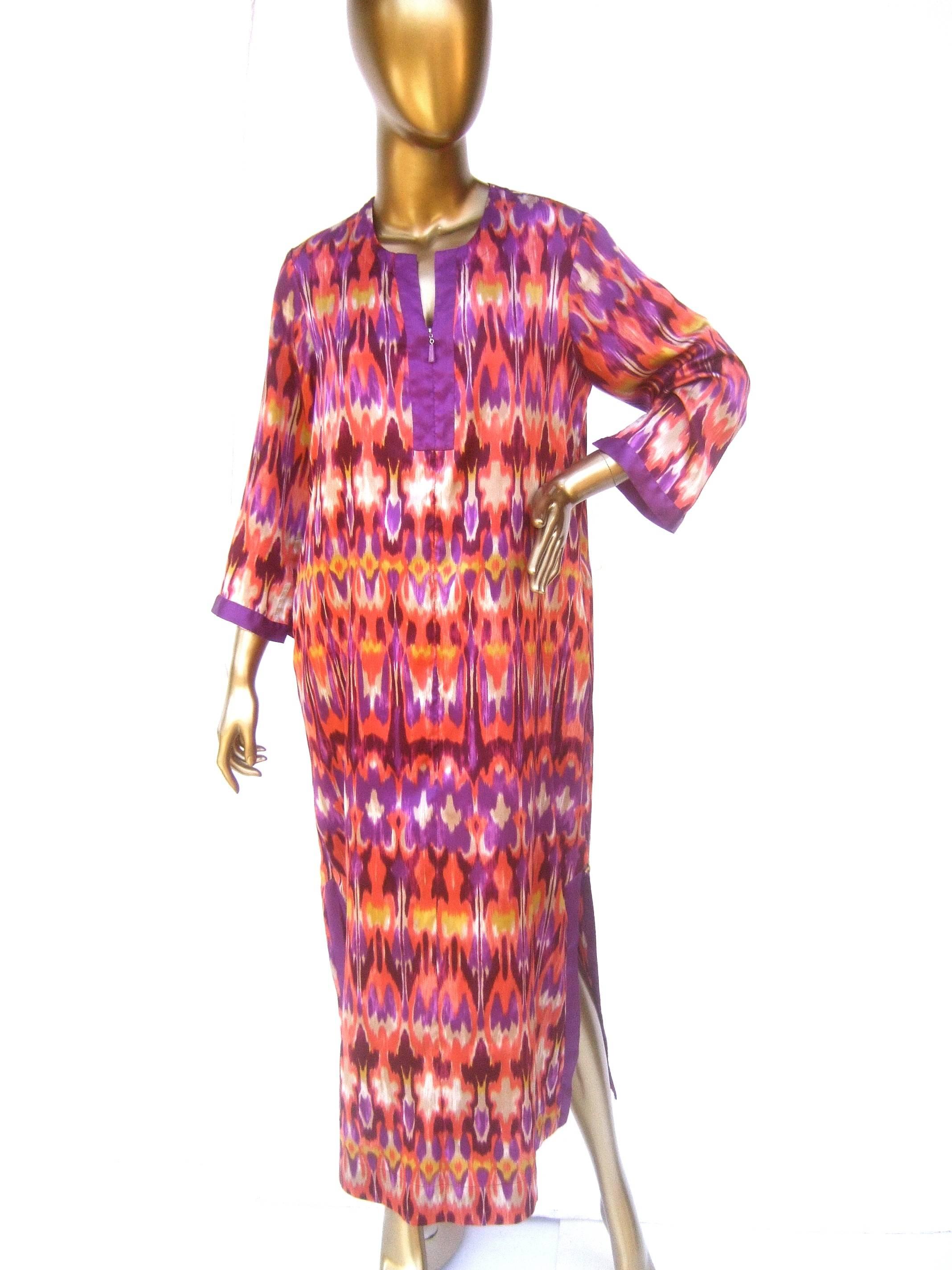 Oscar de la Renta pastel print longe gown for Neiman Marcus Size S
The stylish abstract print polyester gown is designed luxurious satiny 
soft breezy light weight fabric

The lounge gown partially zippers down the bodice. The zippered
bodice, cuffs