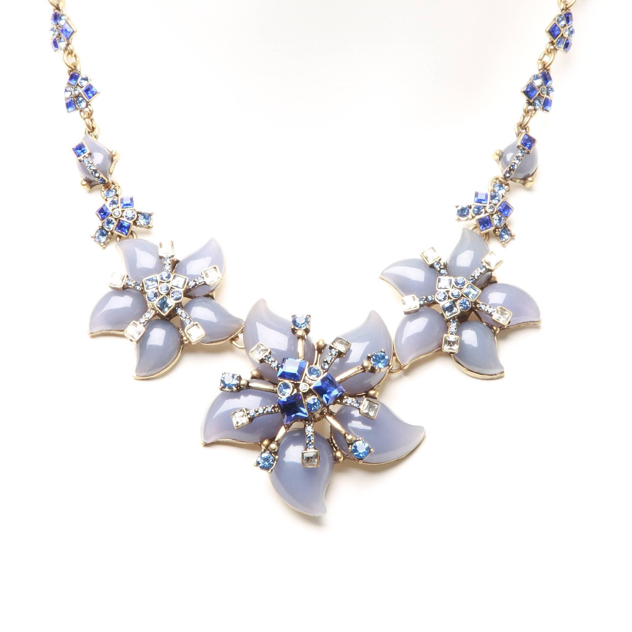 A gorgeous vintage Oscar de la Renta blue resin flower runway necklace, features blue resin flora and sparkling rhinestones throughout. Length of curb link chain at back for adjustability. 

Fastener: Lobster clasp
