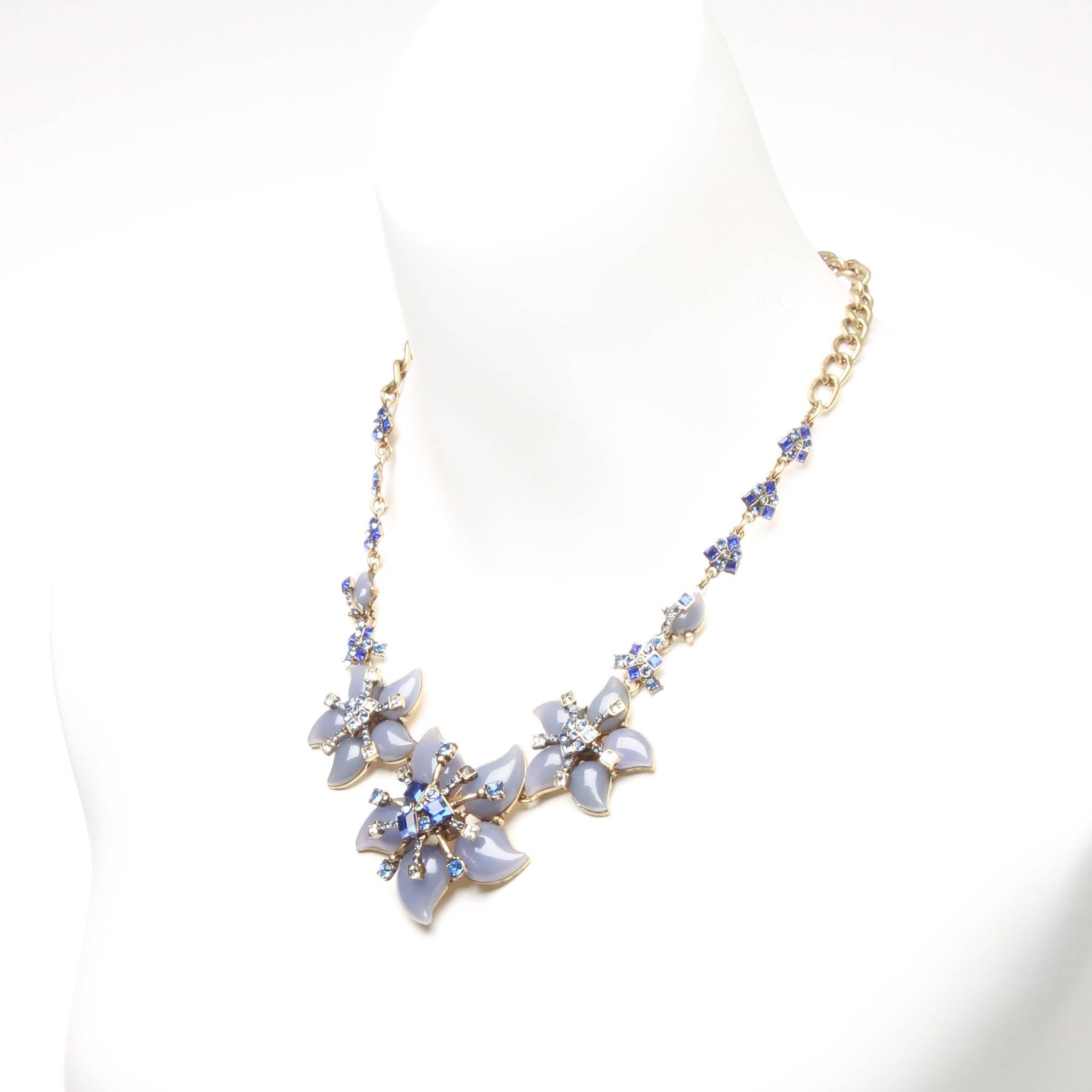 Oscar De La Renta Periwinkle Resin Necklace In Excellent Condition For Sale In Melbourne, Victoria