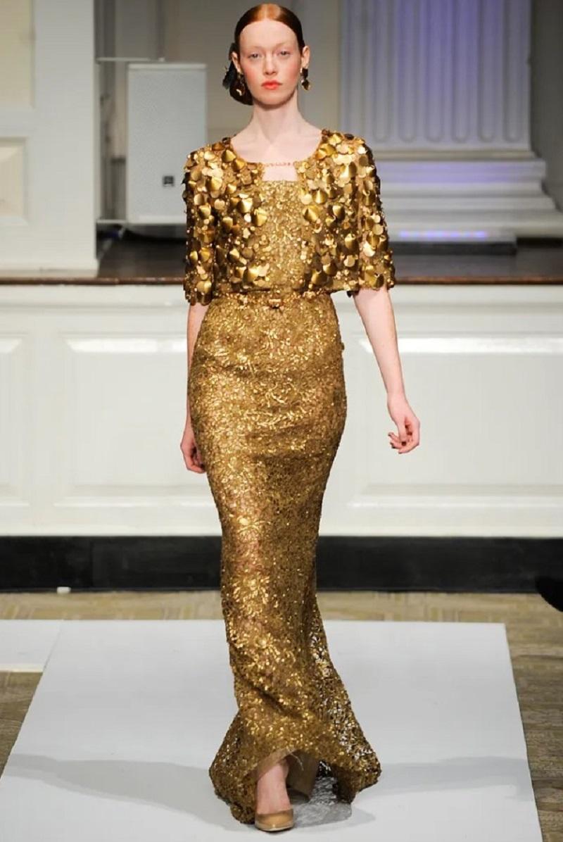 Oscar De La Renta - Robe en dentelle dorée ornée de paillettes
Collection de défilé P/F 2012
Taille du créateur : US 12 (veuillez consulter les mesures).
La dentelle métallique or/bronze riche finie avec des paillettes assorties, monture en corset,