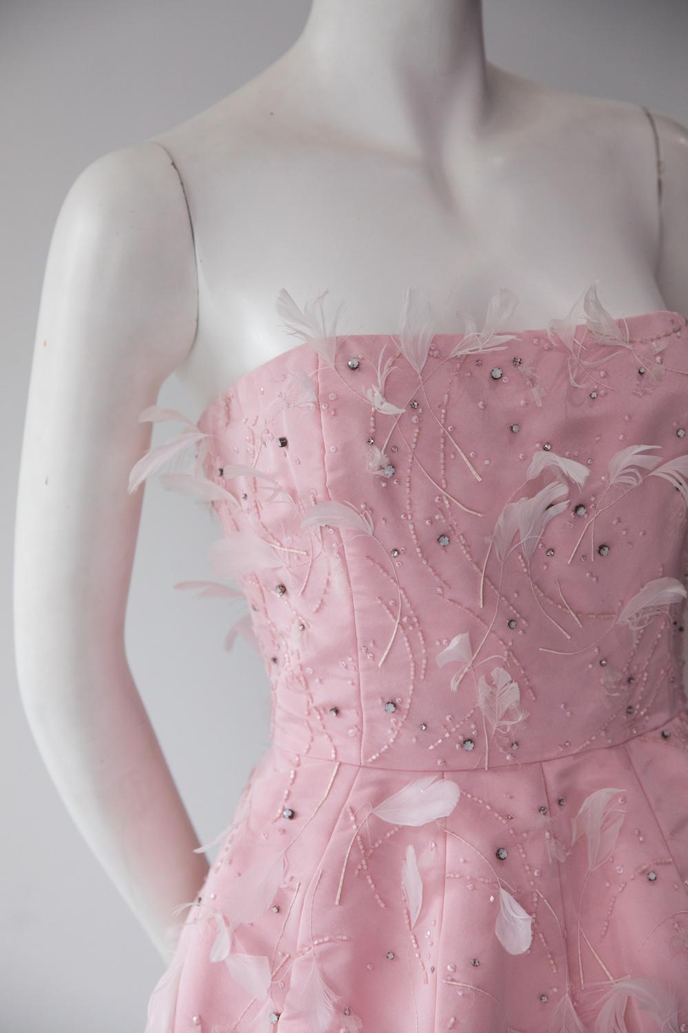 Oscar De La Renta - Robe à plumes roses Bon état - En vente à Thousand Oaks, CA