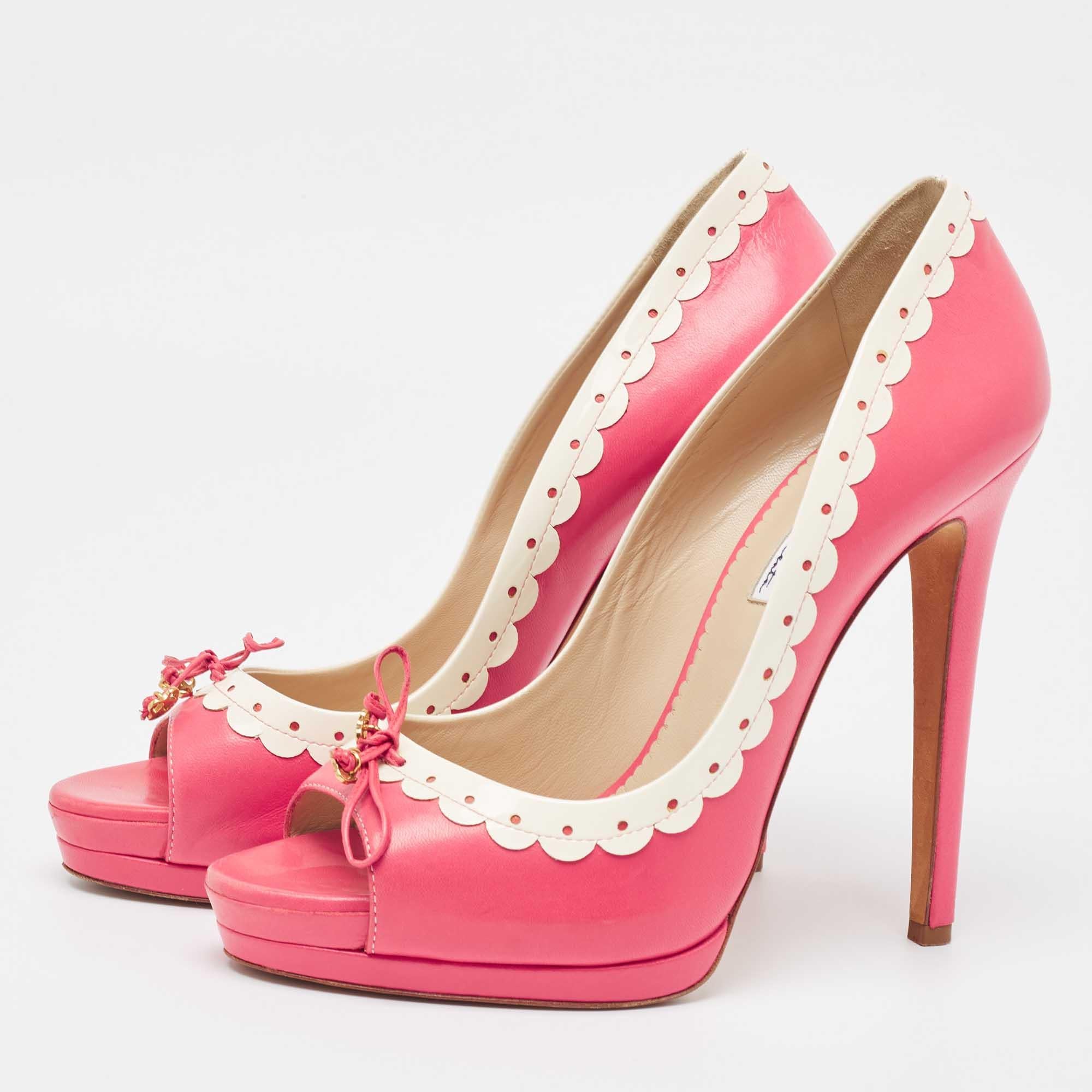 Unos arcos curvilíneos, un atractivo femenino y una estructura bien construida definen este juego de zapatos de salón de diseño. Vienen con cómodas plantillas y elegantes tacones, póngaselas con sus conjuntos favoritos.
